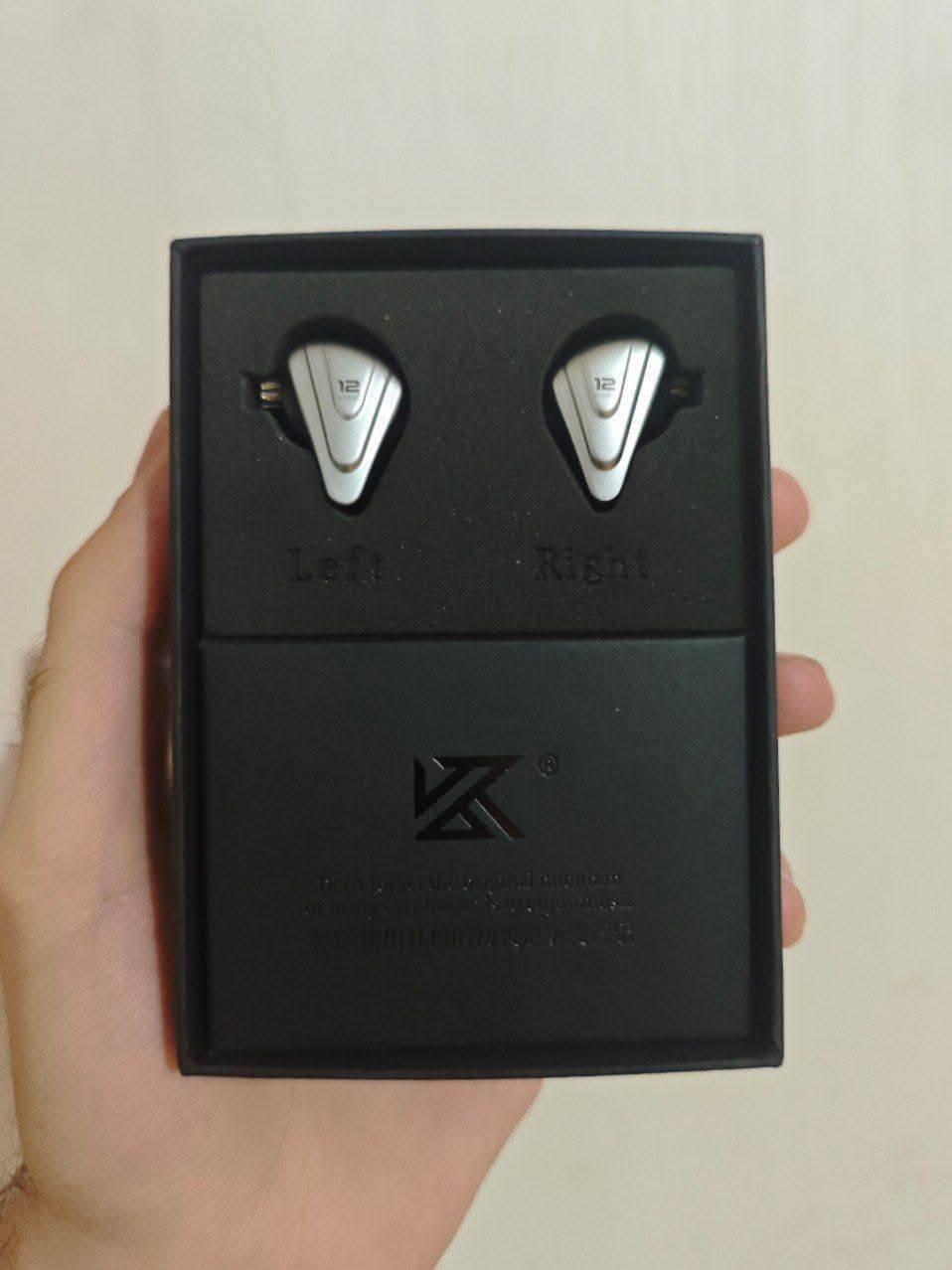 سماعات KZ ZSX (IEM)
( شكل مستوحى من فيلم Terminator )
تحتوي على 6 محركت بكل سماعة
1 ديناميكي مغناطيسي مزدوج 10 mm للجهير + 5 محركات BA للترددات المتوسطة والعالية
كيبل مطلي بالفضة بطول 1.25 m
ومنفذ 3.5 mm
السعر 25 🛑


**إذا كنت صاحب هذا الإعلان وتريد حذفه لأي سبب، رجاءا أرسل رسالة إلى الدعم الفني**