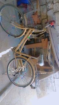 بسكلة بويا جديدة، مزودة بسلة أمامية لتحميل الأغراض ومزينات ملونة على ا...