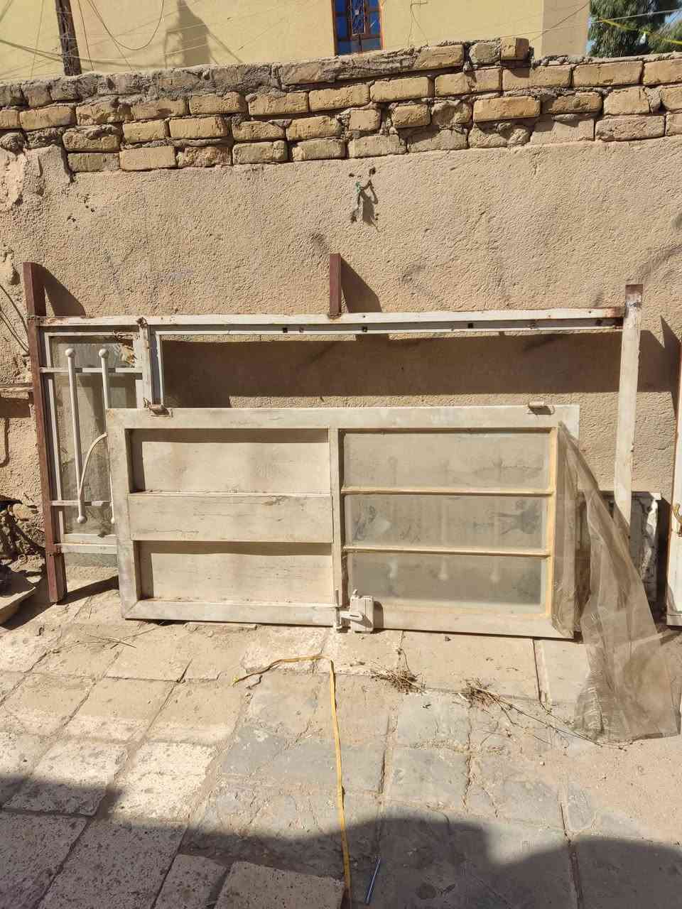 سلام عليكم
شيلمان شرك عدد 5الوحدة قياس 4 ونص  وباب وشباك
واربع سندويجات والطول 4 
*********** وتساب موجود
