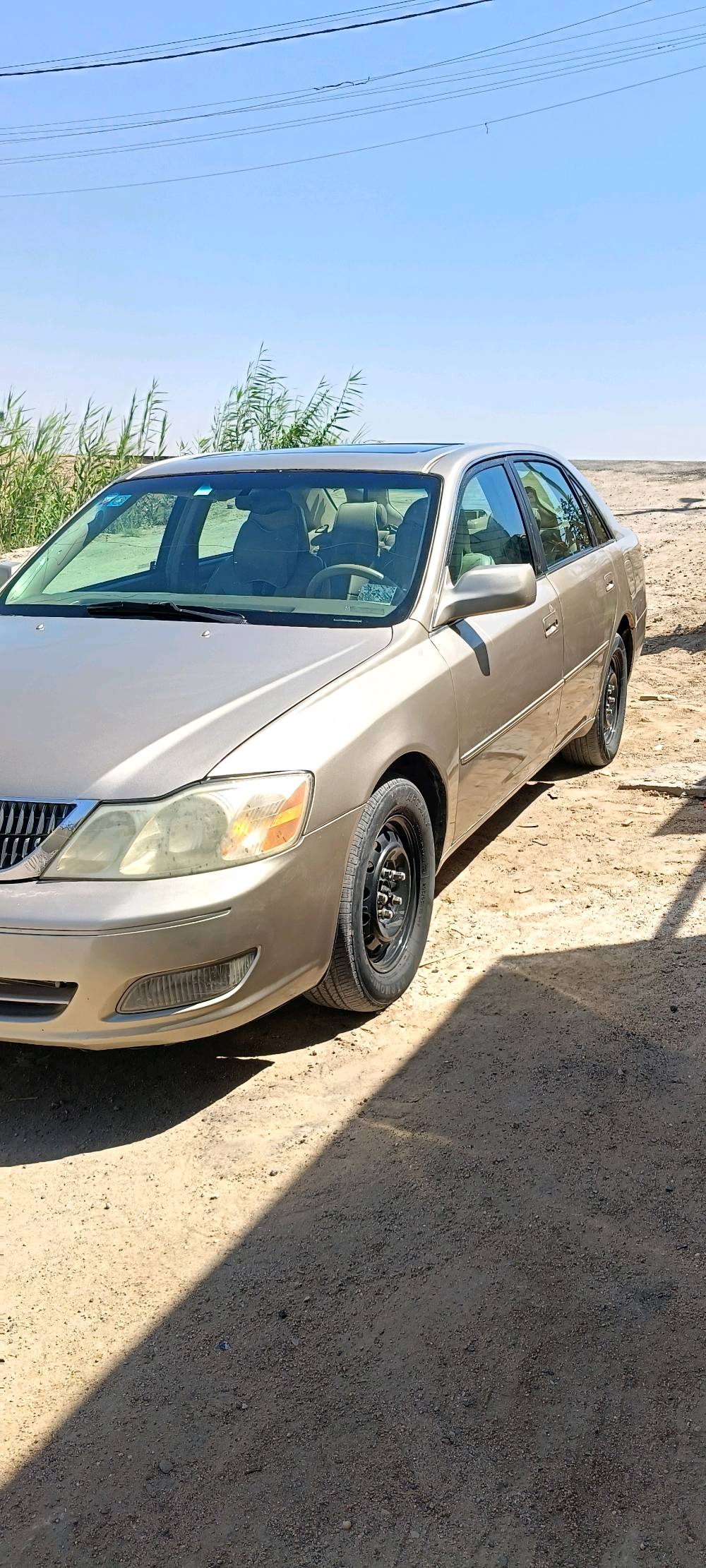 تويوتا افيلون موديل 2001 أمريكي 
تحويل مباشر السيارة بأسمي 
سنوية لشهر 8 
محرك V6 vvt 
حدادة 60 بالمئة 
تبريد ثلج منظومة جديدة صار شهر من بدلتها 
محرك بيه تبخير وبيه صوت بس بداية تشغيل 
گير نظيف وما بيه تأخير ولا عته 
اللون ذهبي مثل ما واضح بالصورة 
مصبوغة عام جمالية 
مكفولة من الظربة وشرط الفحص اخذها وافحص وين ما يعجبك 
تايرات نظيفة 
السيارة جاهزة ماعدا شغلات بسيطه تحتاج ترتيبات