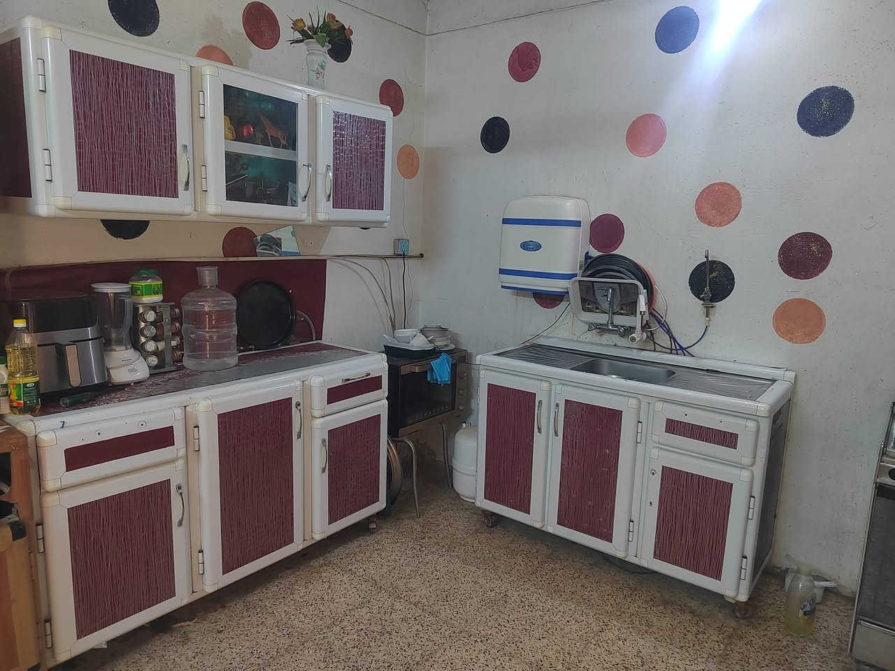 السلام عليكم كاونتر 3 قطع  مترين   وملحق مترين  وسنكي متر وربع  سعر 180الف رقم مبايل  *********** . اكو واتساب.
