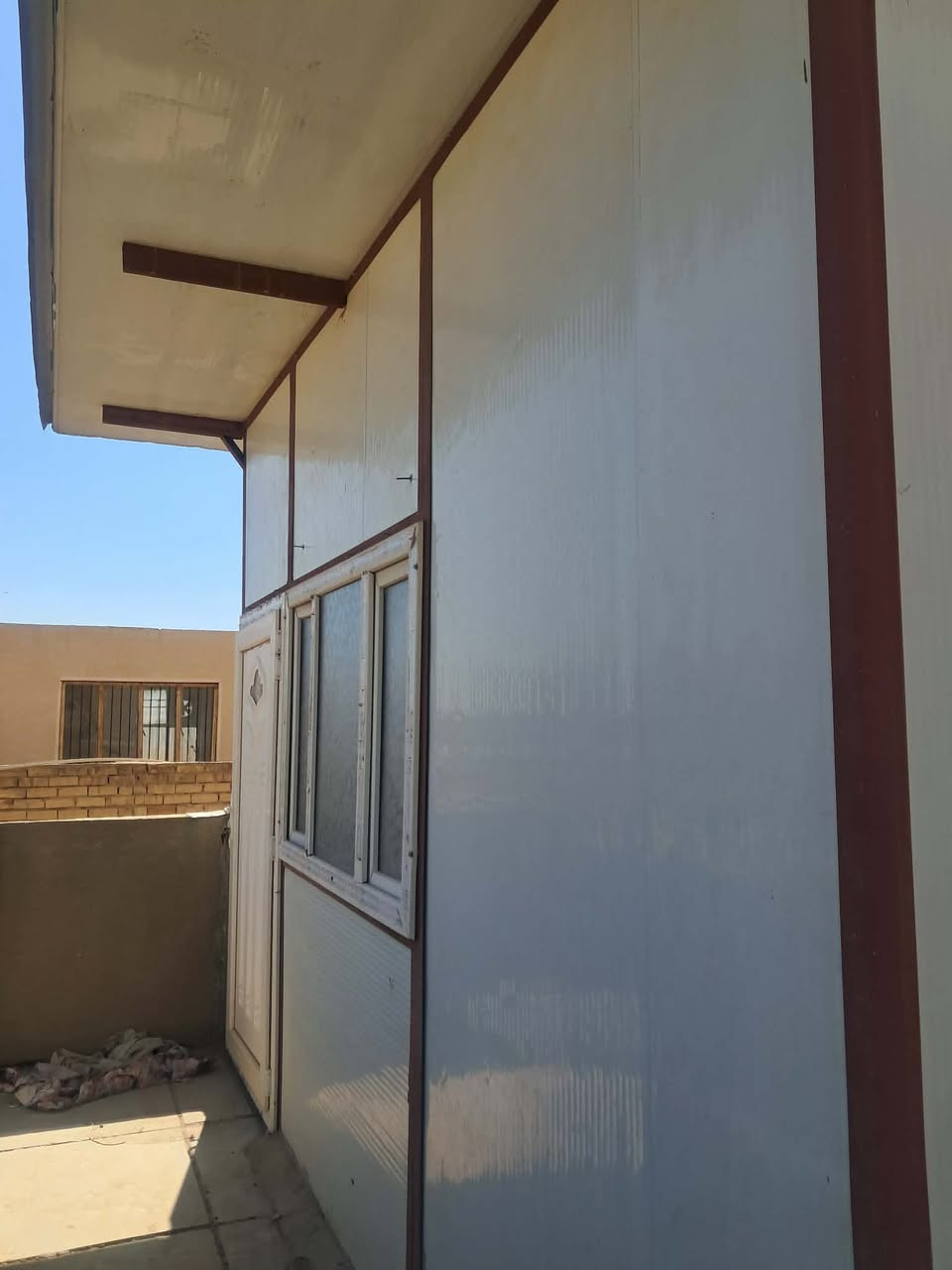 سلام عليكم
المساحه 4×4 
مغلف من الداخل
شباك 2
سقف ثانوي مع مروحات


**إذا كنت صاحب هذا الإعلان وتريد حذفه لأي سبب، رجاءا أرسل رسالة إلى الدعم الفني**