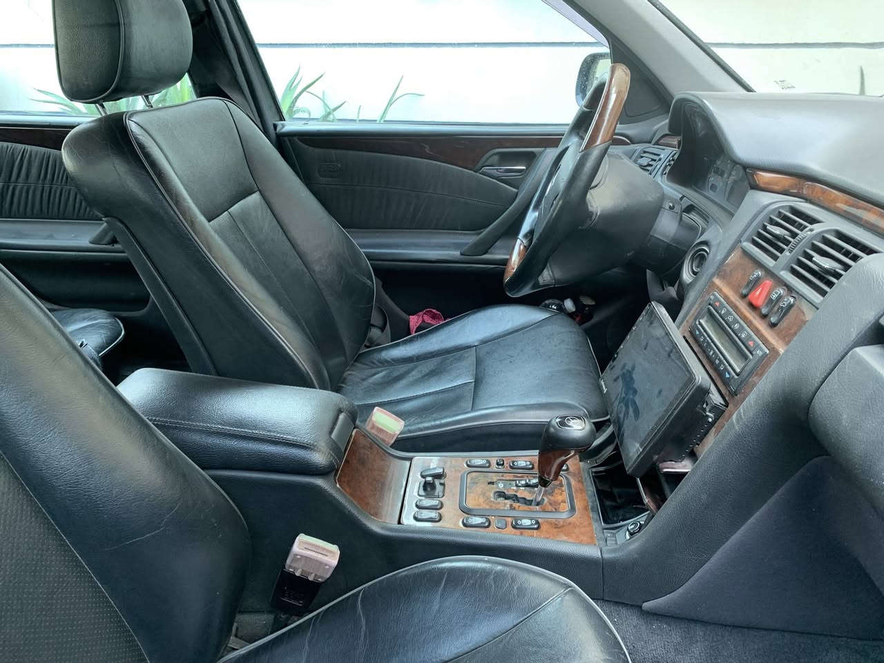 مرسيدس ام عيون موديل 2000 وارد امريكي بيها طخه بالجاملغ الخلفي ومصلحه لون اسود ملكي أفنگارد 
كير 4D الموغوب 
طقم كايرات جديد 
باتري جديد 
كير ومحرك ممتاز لا تبخير ولا تنقيص
كهرباىياتها شغاله بألكامل
تجاوي الخلفيه كهرباء 
برده خلفيه بلاد
تبريد قطعتين وشغال 
ثلاجه وسطيه بألجكمجه
داخل جلد اسود نظافه 95%
ويل كب بلاد 
رقمها بغداد بأسمي رقم دولي 
حداديه كامله 
السياره مابيها نواقص 
اشاير بألمري
شاشه أندرويد وكامره 
سلايد رؤف
لايتات زنون ودرجه اولى
صبغ عام للجماليه
السياره گعدتها حلوه
وبعد بيها مواصفات بالنسبه للجناي ام عيون يعرف تفاصيل أكثر
السيارة موجودة بحي الجهاد الاطباء

للاستفسار الاتصال على الرقم  ‬‭+964 770 274 3973‬


**إذا كنت صاحب هذا الإعلان وتريد حذفه لأي سبب، رجاءا أرسل رسالة إلى الدعم الفني**