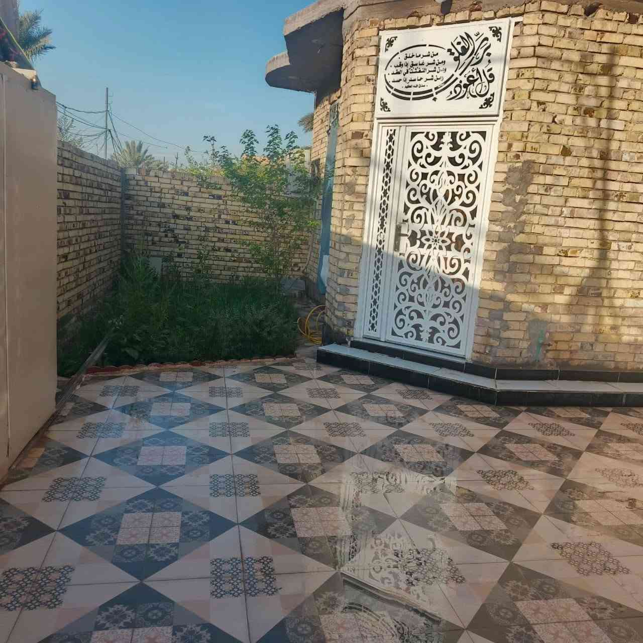 🏠✨️بيت للبيع في حي الفرات🏠✨️
🏠✨️بيت بناء جديد حديث  بخريطة راقية   مساحة 250 م
زراعي سند 25، صنف الطابو  (بستان)  في سند الطابو 

# بتلو كونكريت وسقف كونكريت درجة أولى... كل  المواد درجة أولى 
# غرفتين نوم كبيرة 
#  ثلاث حمام سيراميك راقي 
# مطبخ حار سيراميك راقي  ومطبخ بارد سيراميك راقي 
# براني ٧م
# صالة 11متر
# حديقة
# كراج سيارة
# ارضية بورسلين درجة أولى
#  كل مواد البناء والتسليح والتشطيب والصحيات والأبواب راقية افضل نوعية 

# جدران الطابق الثاني  شبه كاملة...
# خدمات كاملة واصلة ماء وكهرباء ومجاري وتبليط .🏠✨️ 

حي الفرات،
منطقة  ال خليفة. ***********

