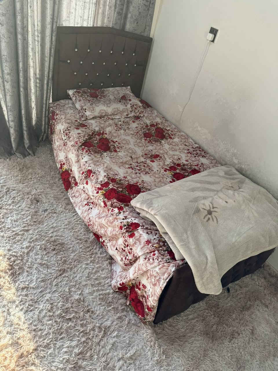 السلام عليكم كنتور ٣ ابواب نظيف جدا 
سعره ب٢٠٠ وبي مجال بسيط جدا
وجربايه نفر جديده مع الدوشك سعرها ١٧٥ وبيها مجال
مكاني بغداد الحريه
***********
