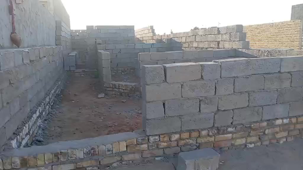 دار للبيع هيكل متكون من غرفه وصاله مطبخ صحيات وبراني مساحه 100 متر منطقه سيد حبوبب قريب على المجمع متوفره جميع الخدمات ماي وكهرباء مولده سعره 7,000,000 وبمجال بسيط هذا رقمي ***********
