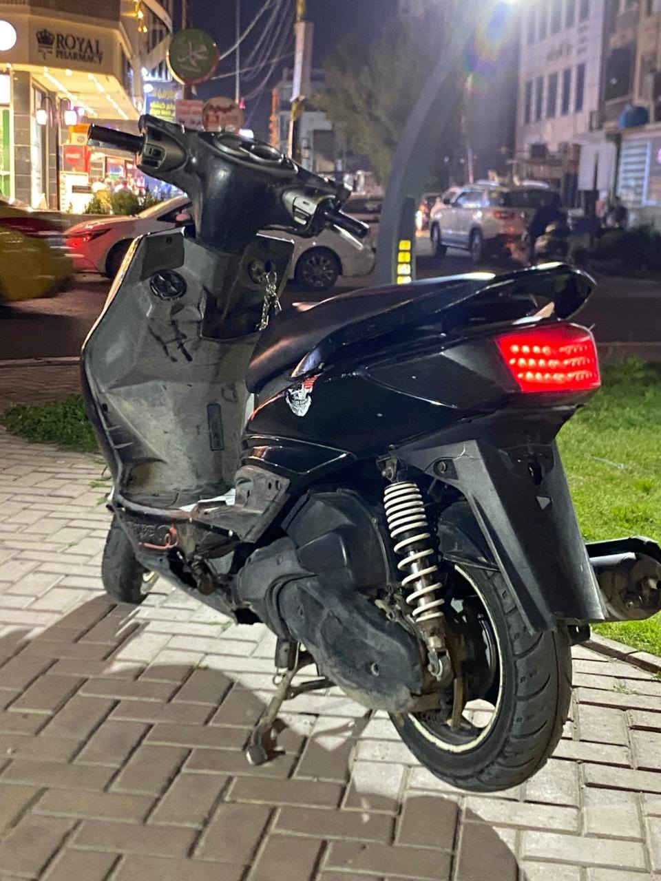 السلام عليكم  من رخصه صاحب الكروب
دراجه سكنس فحل للبيع خطين نوزل نكره بكل وقت 
بلاديه كهرباءيات كامله وشغاله بيه نقص دشبول طافي ودراجه خير من الله للاستفسار اتصال *********** فقط اتصال على الخط مكان  بغداد صليخ
