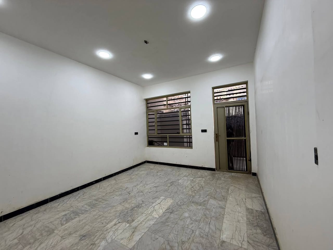 الدار للبيع 👌👌👌
(مدخلين)
المساحة 100 م 
العنوان الشعب حي التجار شارع الاسواق المركزيه 
يحتوي الطابق الارضي ع كراج وخدمات خارجية ومغسلة واستقبال ومطبخ حار وبارد ومنور وخدمات وغرفة نوم 
ويحتوي الطابق الثاني على ثلاث غرف نوم وخدمات وبيتونة وسطحين 

السعر 290مليون وبي مجال
للاستفسار اكثر يرجى الاتصال على الرقم التالي
***********
