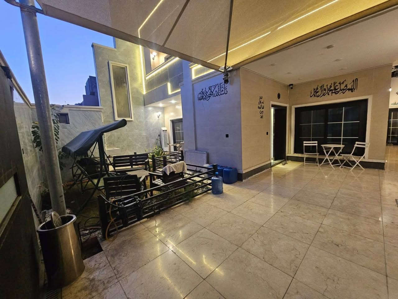 دار 200 م للبيع واجهة 10 
3 طوابق يحتوي على 7 غرف نوم
 وصحيات عدد 5
حي الجهاد الطائي  مقابل مجمع النسيم
للأستفسار *********** واتساب
