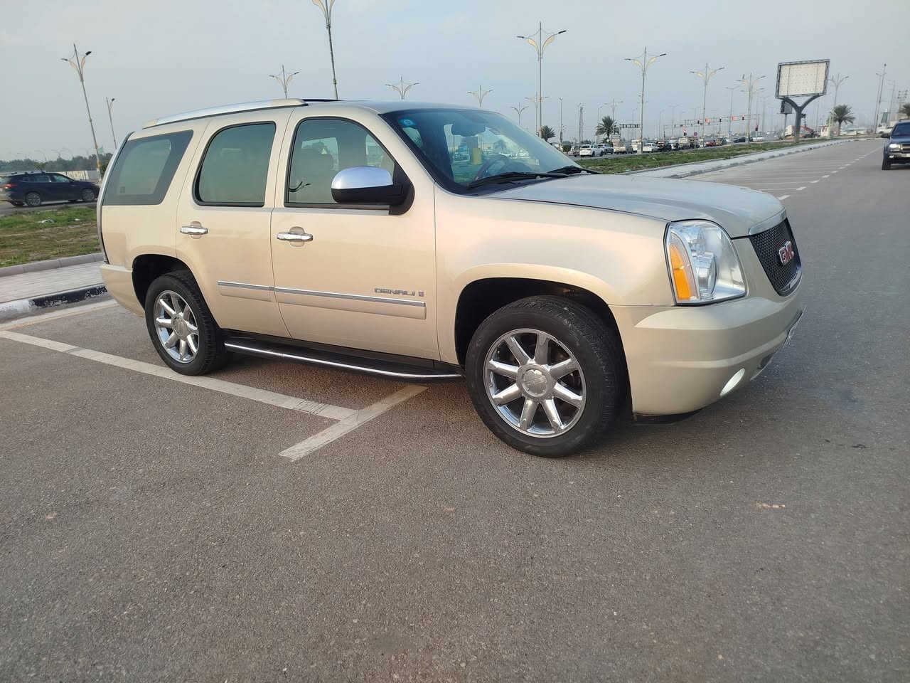 سلام عليكم للبيع جمسي تاهو 2009 مكفولة صبغ وضربه بيه صبغ باب واحد السياره فول مواص كير مكينه حداديه تخم تاير كله جديده وجاهز من كل شي عنوان كربلاء السعر 195 بيه مجال ***********
