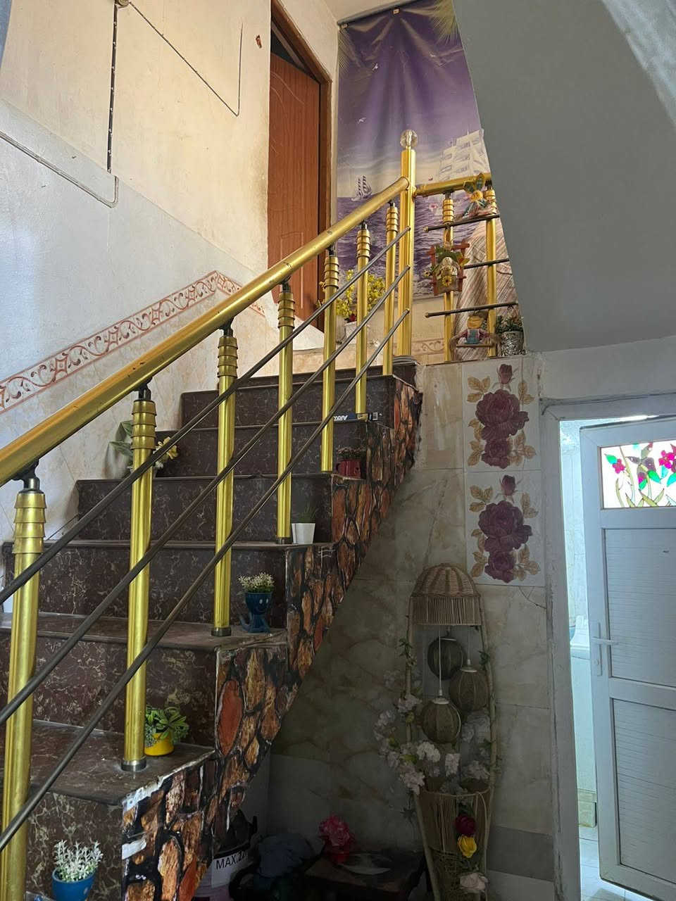 للبيع بيت ملك صرف مساحة 145 متر بدايه المدخل مترتين وربع حمام وصحيات يمها استقبال ورا استقبال صاله وغرفه نوم بلصاله فوك غرفه مطبخ جبير وصيحات داخل البيت مناور داخل البيت  العنوان كربلاء المقدسه حي الغدير مقابل مستشفى جهاز الهضمي العتبه اول شارع *********** قل من طرف المندوب عقار ابو جعفر هاي امانه الله عندك
