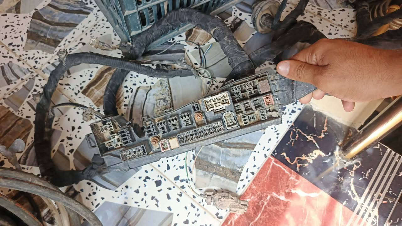 سلام عليكم عندي ضفيره مال جيلي موبل مال تفصيخ جديده كله عل بلاد وعندي جاملغات ثنين اماميه يسره ويمنه لون اصفر بلاد اصليه مو تجاريات مكاني بغداد سبع البور اريدهن كلهن شلع 200 هاذ رقم تليفوني ***********
