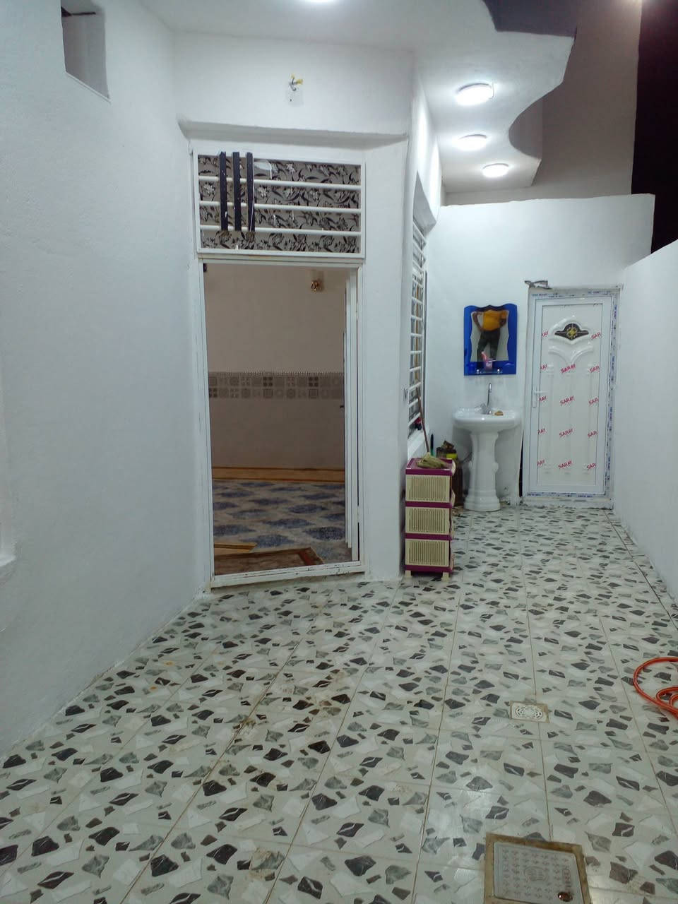 بيت للبيع بمساحة 135 متر طابو زراعي سند 25  اقرار محكمه يحتوي على غرفتين نوم واستقبال ومطبخ وصحيات داخلية وخارجية بسعر 75 مع المجال طريق بغداد قرب مدينة سيد الاوصياء يبعد كيلو عن الشارع الرئيسي للاستفسار اتصال *********** _ ***********
