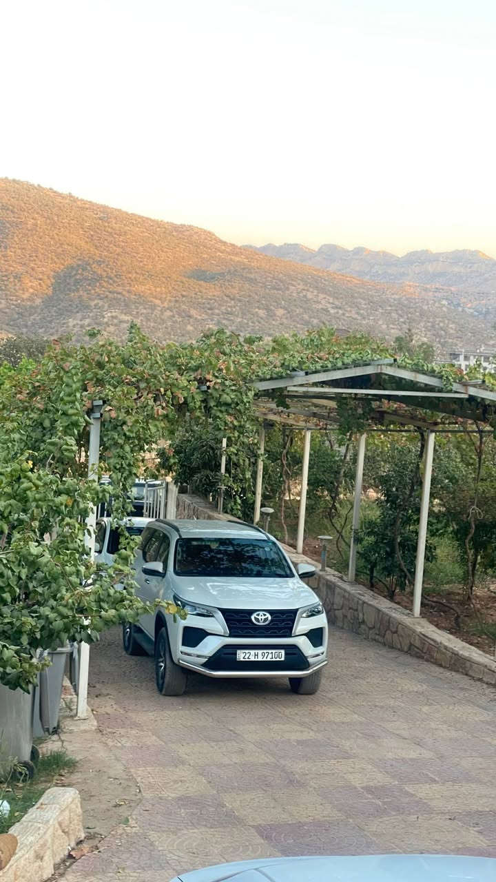 السلام عليكم
تويوتا فورتشنر 2023 خليجي رقم اربيل 
السيارة مكفولة كفالة عامة 
مواصفات عادية بدون بصمة 
حساسات 
كاميرا 
تبريد 3 قطع 
محرك 4 سلندر المرغوب 
عليها درعين امامي خلفي 
للبيع او بمراوس بسعر مقارب 
سعر السيارة 290 ورقة 
للتواصل ***********
