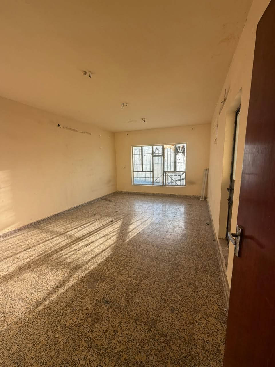 #للايجار____في____السيدية
بيت مساحة 150 متر
نظيف ومرتب

🔹 يتكون من:
3 غرف نوم
صالة
مطبخ
خدمات
كراج كبير 🚗

💰 بدل الإيجار: 750 ألف (قفل)

📍 الموقع: مقابل لحوم جويلي

📞 للاستفسار: ***********
🏢 مكتب الفهد الهندسي
