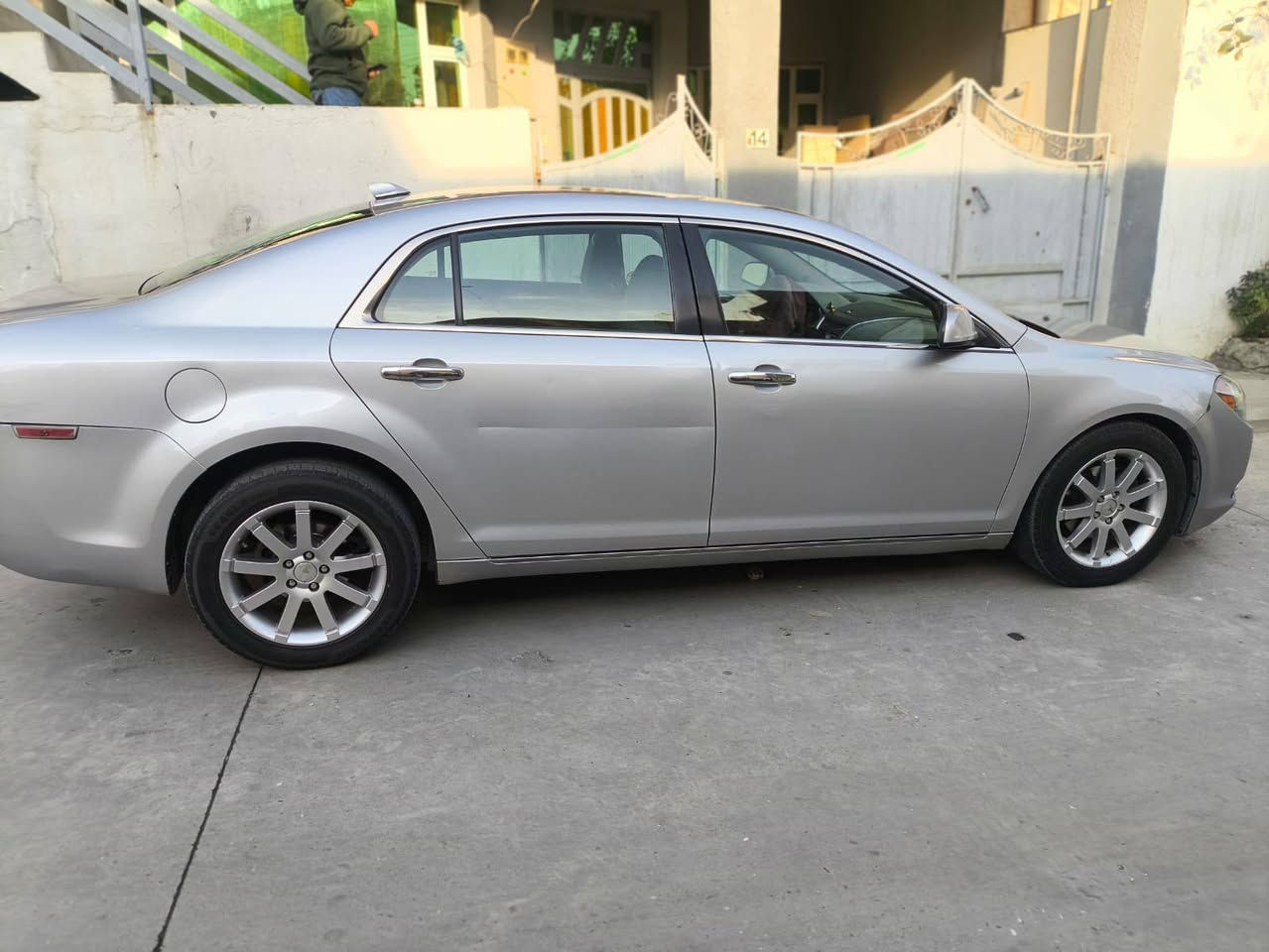 للبيع ماليبو موديل2012خليجي مكينه2400 كير ومكينه مكفولات دون صبق وبدون تبديل بيهه بس باردجاهزه من كلشي سياره بسمي رقم شمالي سنويه وهزه جديده2029تنتهي مصفره من غرامات سياره حلوه وجديده مال بيت استخدام شخصي لتواصل على رقم موبايل *********** غير متواجد على الفيس اني مكلف بنشر
السعر ١٠٧ وبيه مجال بسيط حك جيه
