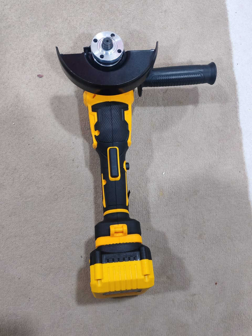 بۆ فرۆشتن بالە بەکارنهاتوو لۆک و زۆر تایبەت  باتریەکی زۆر بەقوەتی لەگەڵدایە سەد لەسەد مارکە نرخی 55هەزار سعری خۆی زۆر گرانترە شوێن کلار ***********
