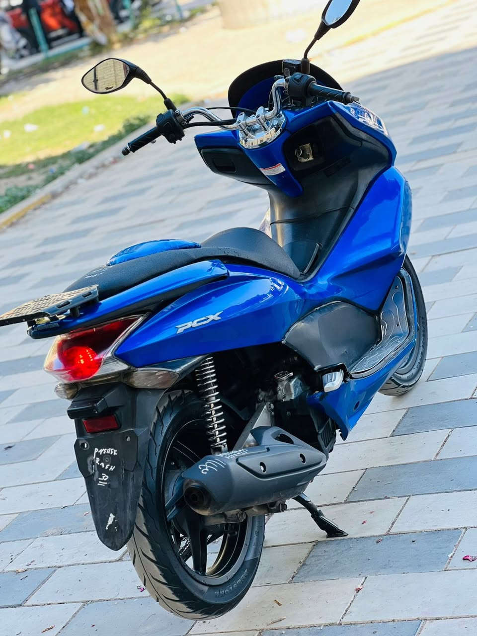 السلام عليكم للبيع دراجه pcxجيل الاول  دراجة  ماخذها رمبه الدراجه وأعلى ايدي حجم مكينه 150ياباني الاصلي دراجه جديده مال جناي وعلئ ايدي لون ازرك  
ياباني الاصلي دراجه كامله أستان كهربائي حساس ازدحام سويجات دراجه جديده الدراجه  احلا من الصور مال جناي المكان بغداد دراجة مكفوله اي نقص مابيه السعر 1450
وبيها مجال بسيط  
اي استفسار ***********
