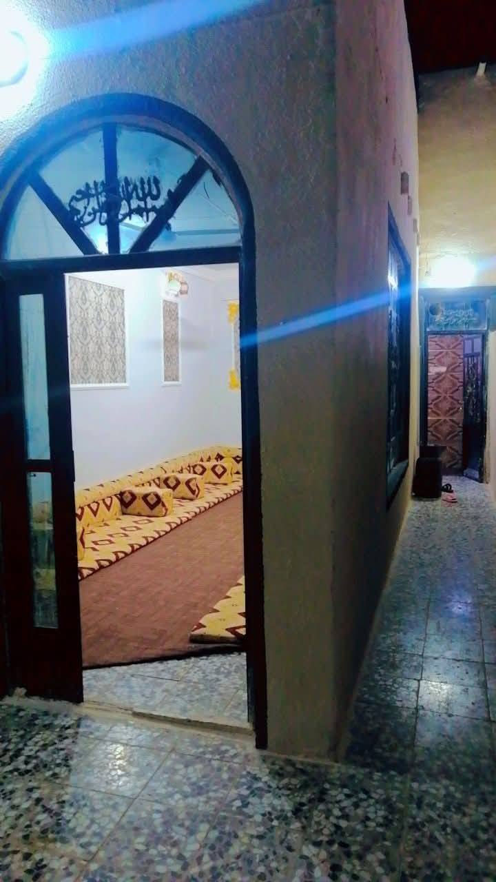 السلام عليكم بيت بل نداء  80 متر عكاده بناء بلوك بيت نضيف ساكن بي خريطه كامله استقبال صاله مطبخ غرفه تخاريج بيت بسمي نضيف ومكانه حلو بل ٥٩ رابع قطعه عن شارع ٦٠ الترابي  شراي  تعال شوفه ما ابيع بياع شره  معه كل احترامي الهم ***********
