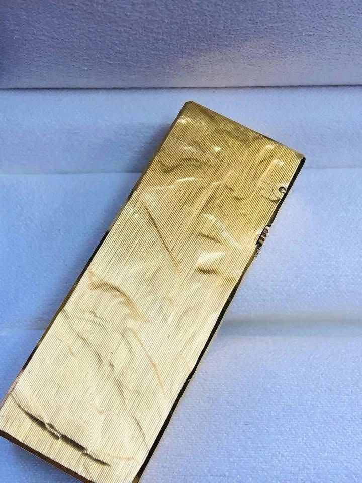 قداحه دنهل ( dunhill) 
سويسري اصلي انتاج الثمانيات 
نقشه مميزة من النوادر
تغليف ذهب 20 مايكرو  
للاتصال ***********
