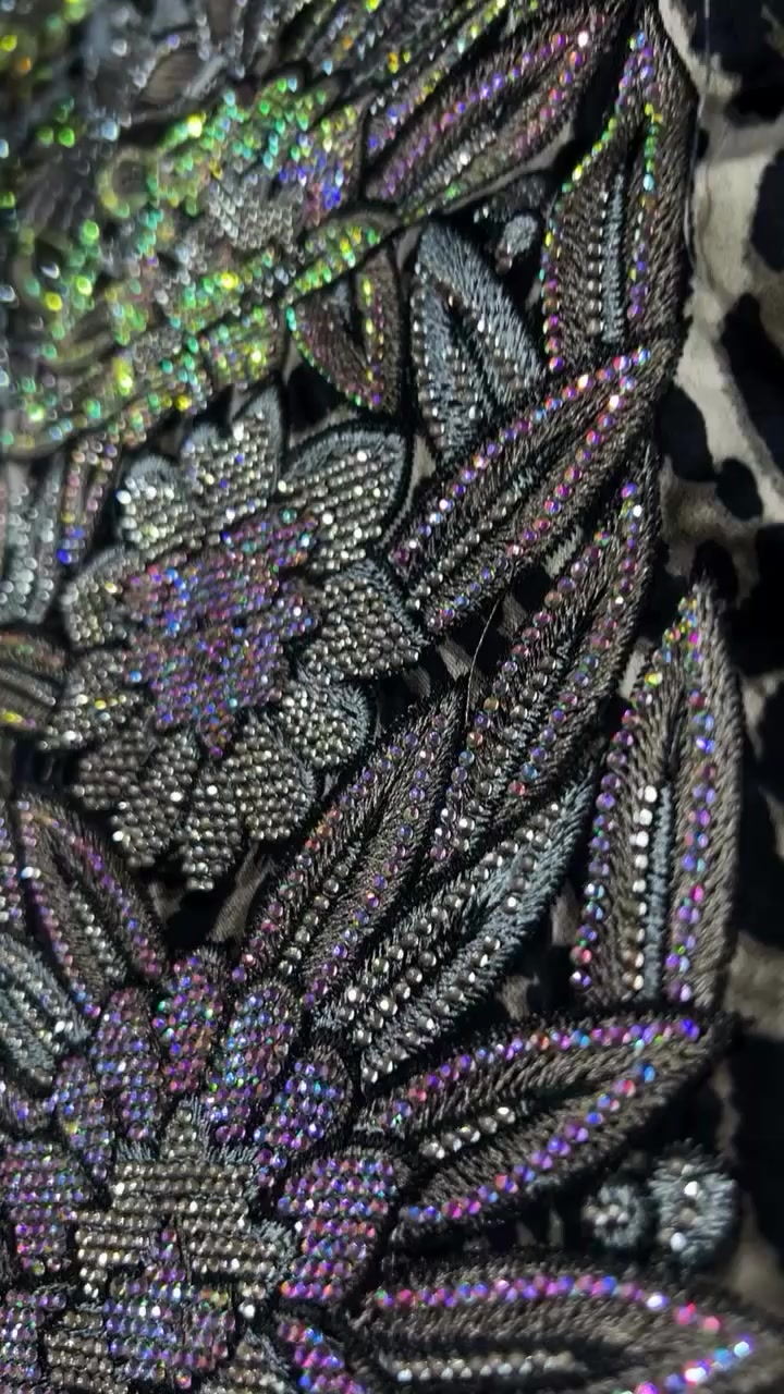 مخاوير 4 متر حرير مع شال


**إذا كنت صاحب هذا الإعلان وتريد حذفه لأي سبب، رجاءا أرسل رسالة إلى الدعم الفني**