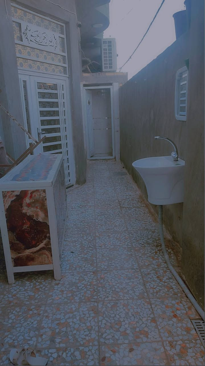 مشتمل 100متر ركن على شارعين للبيع طابقين يتكون من ستقبال وصاله وغرفه وصحيات داخليه وخارجيه وطابق ثاني غرفه وصاله الاستفسار الاتصال ***********
