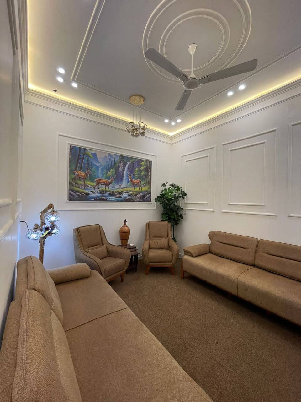 واسعد الله اوقاتكم بكل خير احبتي 
***********

يتوفر دارين سكن كل دار طابقين للبيع 
نفس المساحه ونفس الترتيب ونفس السعر 
واحد ركن والثاني بصف الركن
مع الاثاث بلكامل 
#البناء طابوگ والارضيه رفت الشغل درجه اولى واشراف هندسي وبخراطه مميزه 

#مساحة كل بيت 100 متر مربع 
على شارع تبليط

نوع العقار طابو زراعي عراقي 
سند ٢٥ ول مالك عراقي تتكاتب ويا ابوالطابو مباشرتا

يتكون الطابق الاول من غرف نوم عدد 1
استقبال 
صاله
مطبخ 
 مجمع صحيات داخليه وخارجيه 

الطابق الثاني يحتوي على 
غرف منام 2
صاله 
صحيات
سطح 
البيت كامل من جميع الملحقاته 
بناء جديد 2025

العنوان البصرة قضاء ابي الخصيب قرب سوق ابي الخصيب الرأيسي 

السعر 160 وبي مجال
فارق جاهز للسكن 
للاستفسار لاتصال ***********
