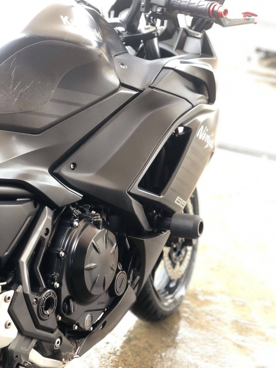 سلام عليكم
Kawasaki ninja 650cc
 موديل 2021
 2بستم 
مبدل كفرات( موجوده كفراتها الاصليه )
ماشيه 22الف وقابل للزيادة 
 مكاني   بغداد  *********** واتساب فقط
