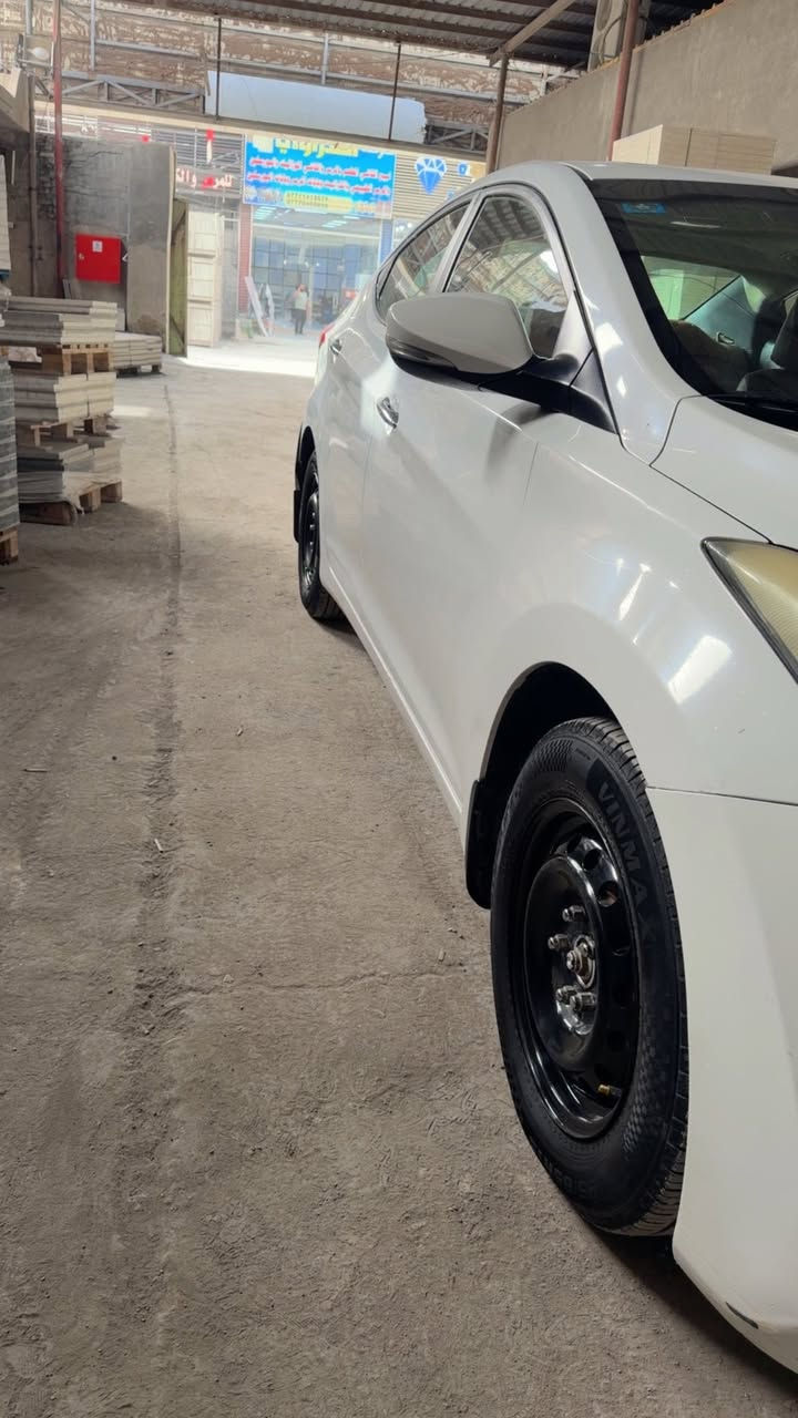 السلام عليكم 
النترا 14 خليجي فول عدا البصمة سياره بدون صبغ فقط بارد مكانات كد اصبع فقط فتحة سقف مري شفط تخم تاير جديد السياره بانزين غاز بااسمي
مكينه 1800 دوش بدون دوانز السياره خير من الله
***********
سعر 117 او مرواس بحديث حسب القناعة
