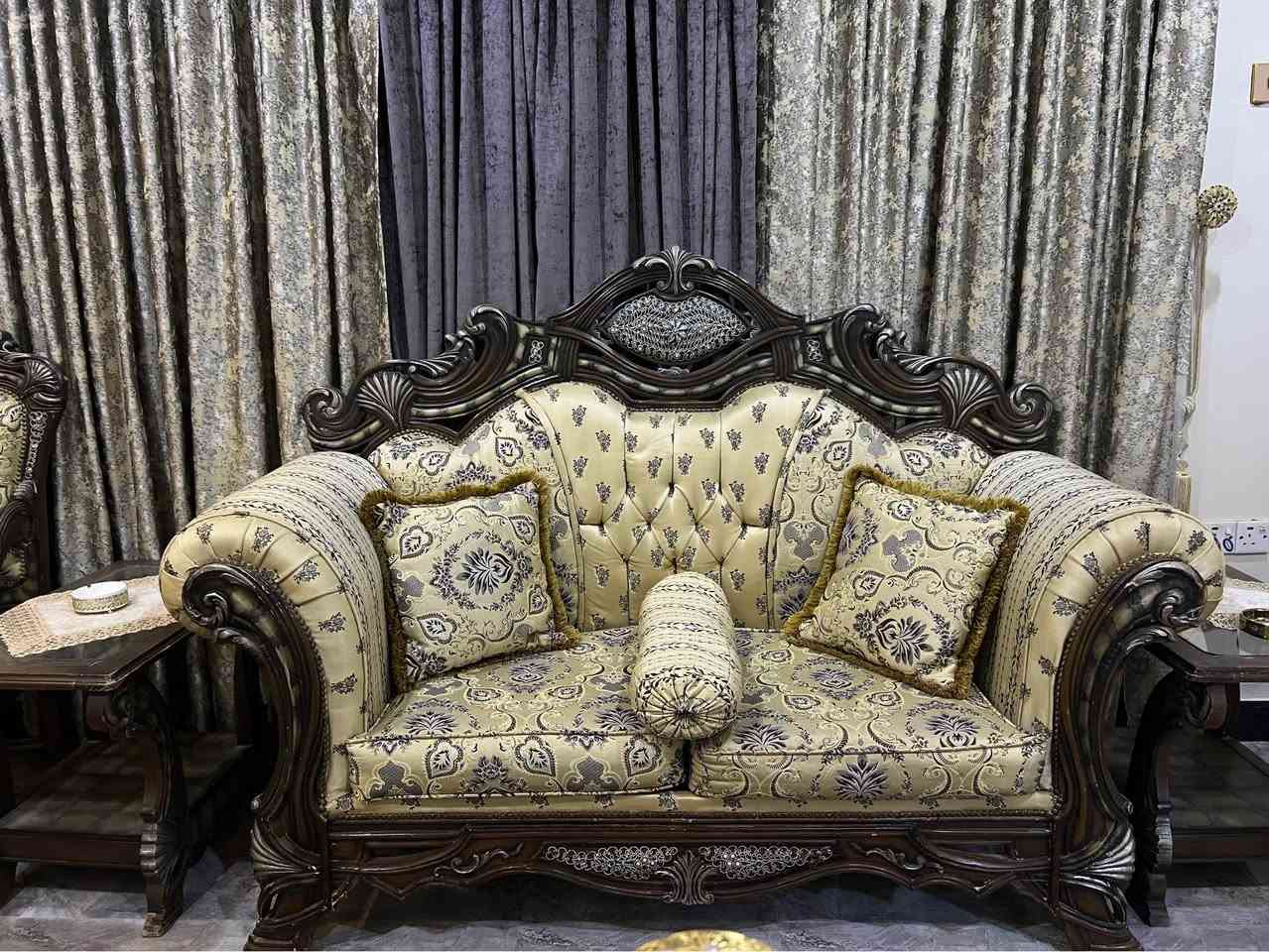 تخم قنفات ملكي 
اللون:اوف وايت مطعم ب ذهبي 
يحتوي على اربع قطع كراسي وقنفة ثلاثية و قنفة ثنائية 
مع طبلة وسطيه وطبلات اثنان جانبيات
السعر 650 وبي مجال
للأستفسار *********** الرمادي, الأنبار
