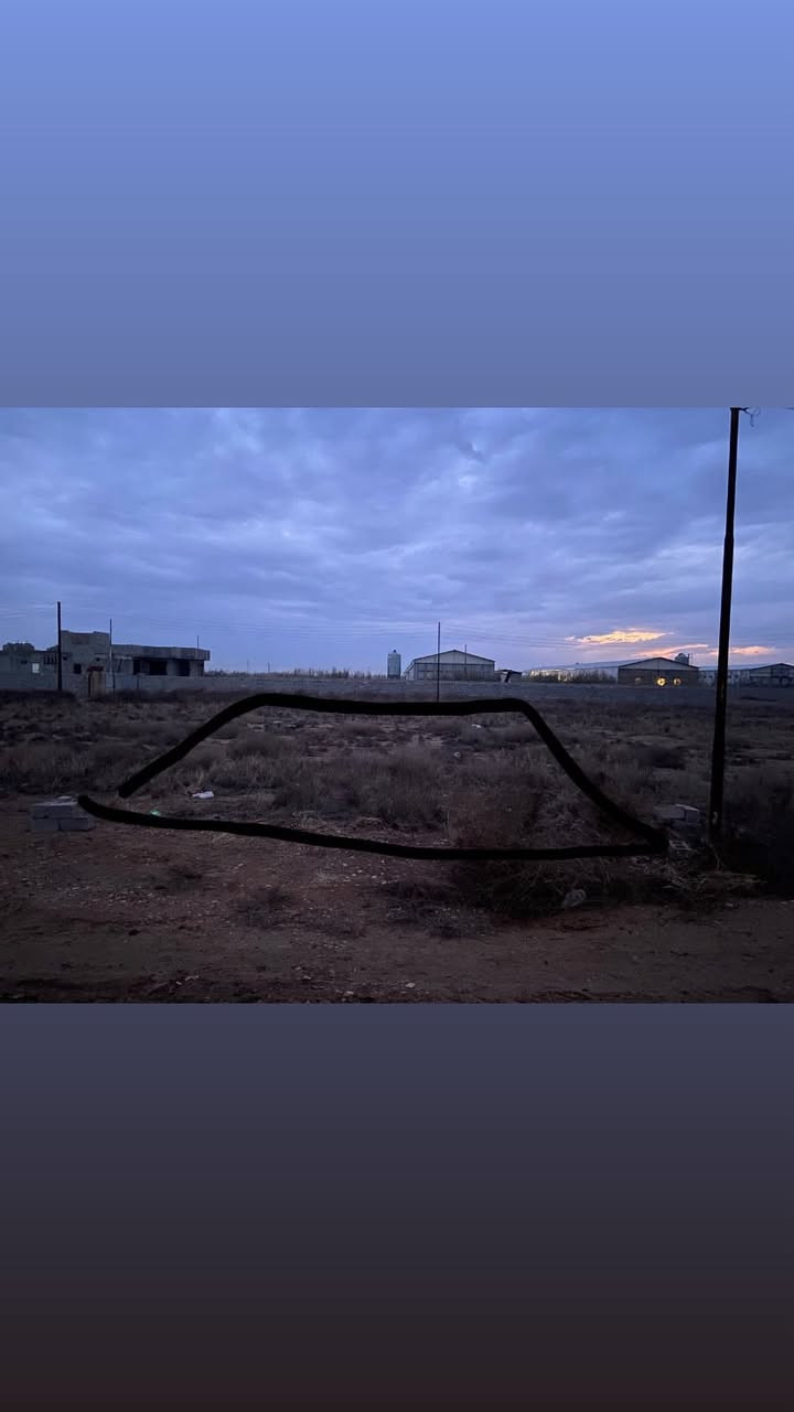 🔴🔴 قطعة ارض للبيع
السلام عليكم 
قطعة ارض مساحة 200 متر وجه 10 نزال 20 
خدمات ماء + كهرباء تبعد عن الشارع العام حوالي 150 متر فقط بالقرب من (  جامع + مشروع ماء + مدرسة + محال تجارية ) 
طابو زراعي سند 25 
موقعها شارع الامام المحسن خلف سيطرة الجيش ( سيطرة البردية ) 
السعر 15 مليون بيها مجال 
للتواصل ***********
