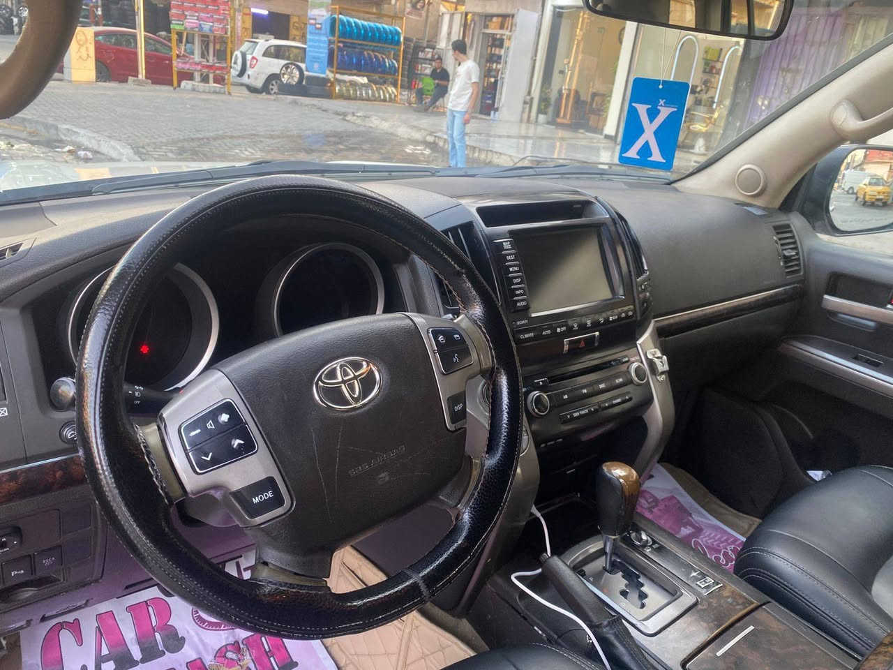 السلام  عليكم  . لاندكروزر  في إكس آر 8سلندر فول موصفات  مال لكزز  موديل 2009 بيها قطعتين رش فقط بدون داخل او معجون سياره نظيفة  رقم مميز/ 10003/ اربيل  الاستفسار  على رقم *********** وسام .
