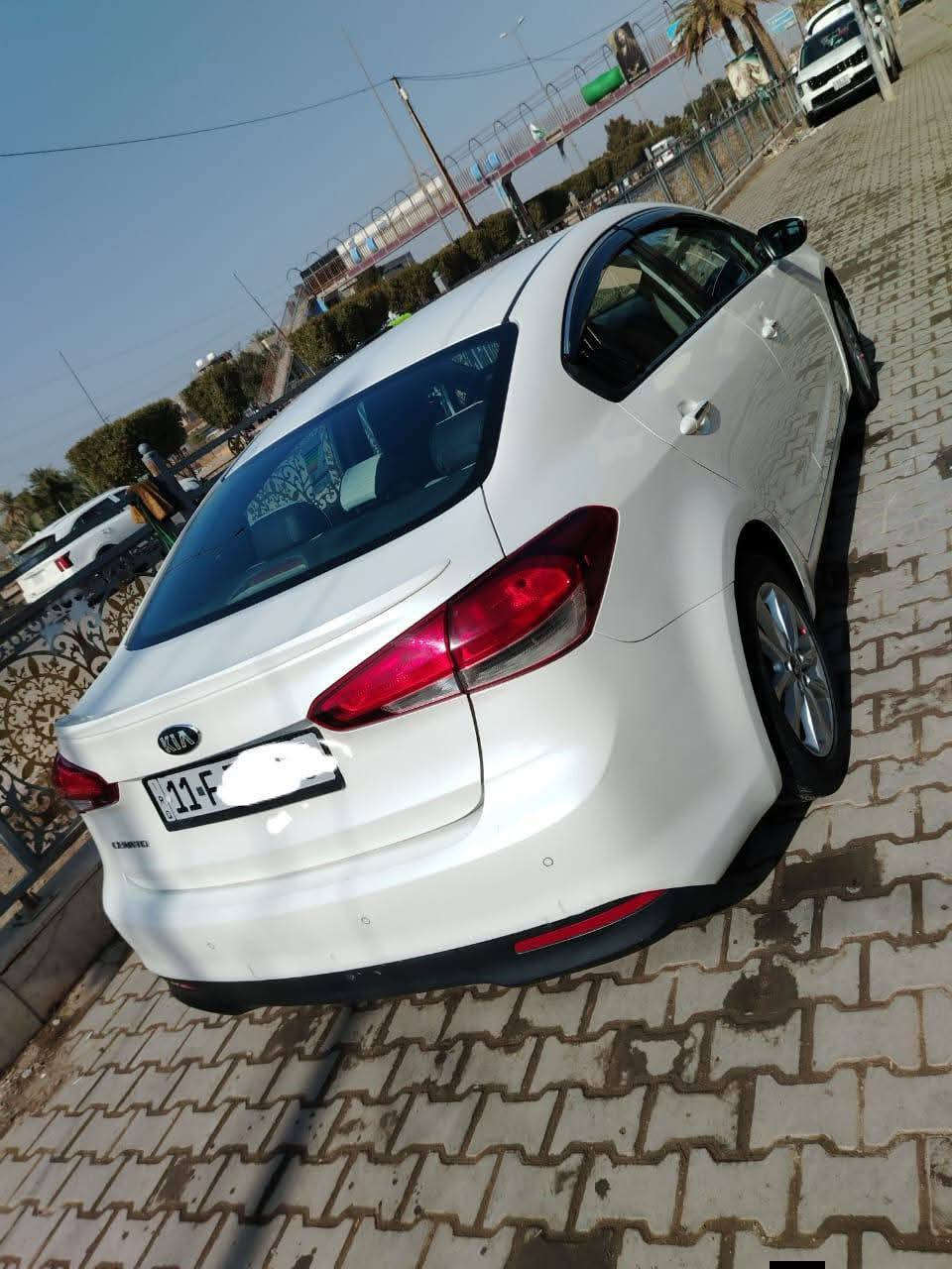 السلام عليكم للبيع سيراتو 18خليجي محرك 1600
ماشية 100 حقيقي ع وضع الشركه  حتى سبيرها بعده منازل

مكفولة كفالة عامه
فقط شخط بل باب موضح بل الصورة  
وربع الدوسه 

حساسات  امامي خلفي

 
رقم بغداد بإسمي تحويل مباشر 

سيارة جديده وبل عافيه ع الياخذها 

مكان السيارة بغداد 

للإستفسار
***********
***********
مكاني بغداد المحمودية 
السعر 145
