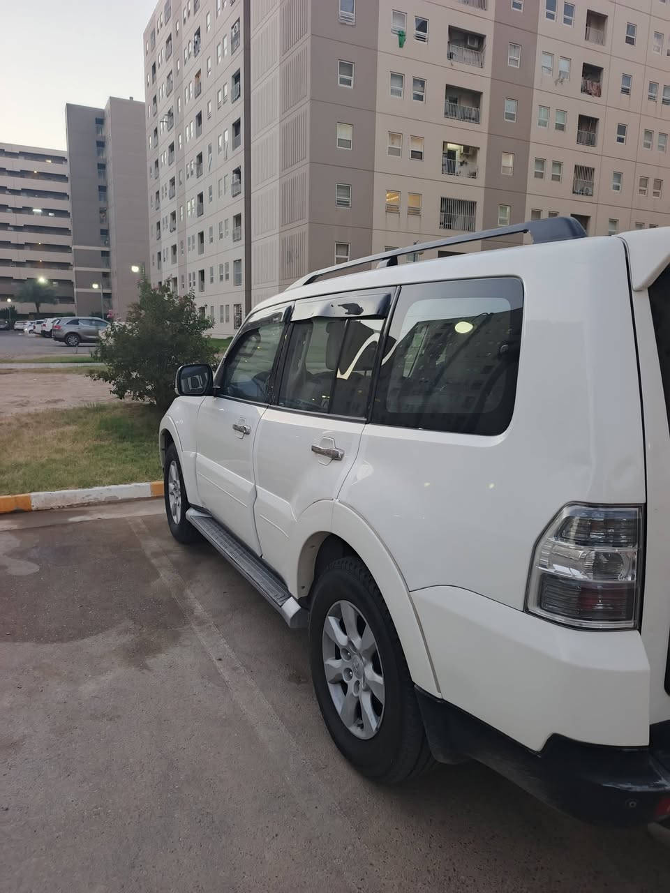 للبيع سيارة باجيرو موديل ٢٠٠٩ لون ابيض رقم بغداد السيارة بأسمي سيارة مكفولة من الضربة والصبغ والتبديل فقط بارد بمكانات بسيطة مكينة وگير  وحدادية وتبريد وكهربائيات خير من اللة تخم تاير جديد الغرفة الداخلية نظيفة جدا مكاني بغداد (مدينة بسماية) السعر (١٠٩) للاتصال (***********)
