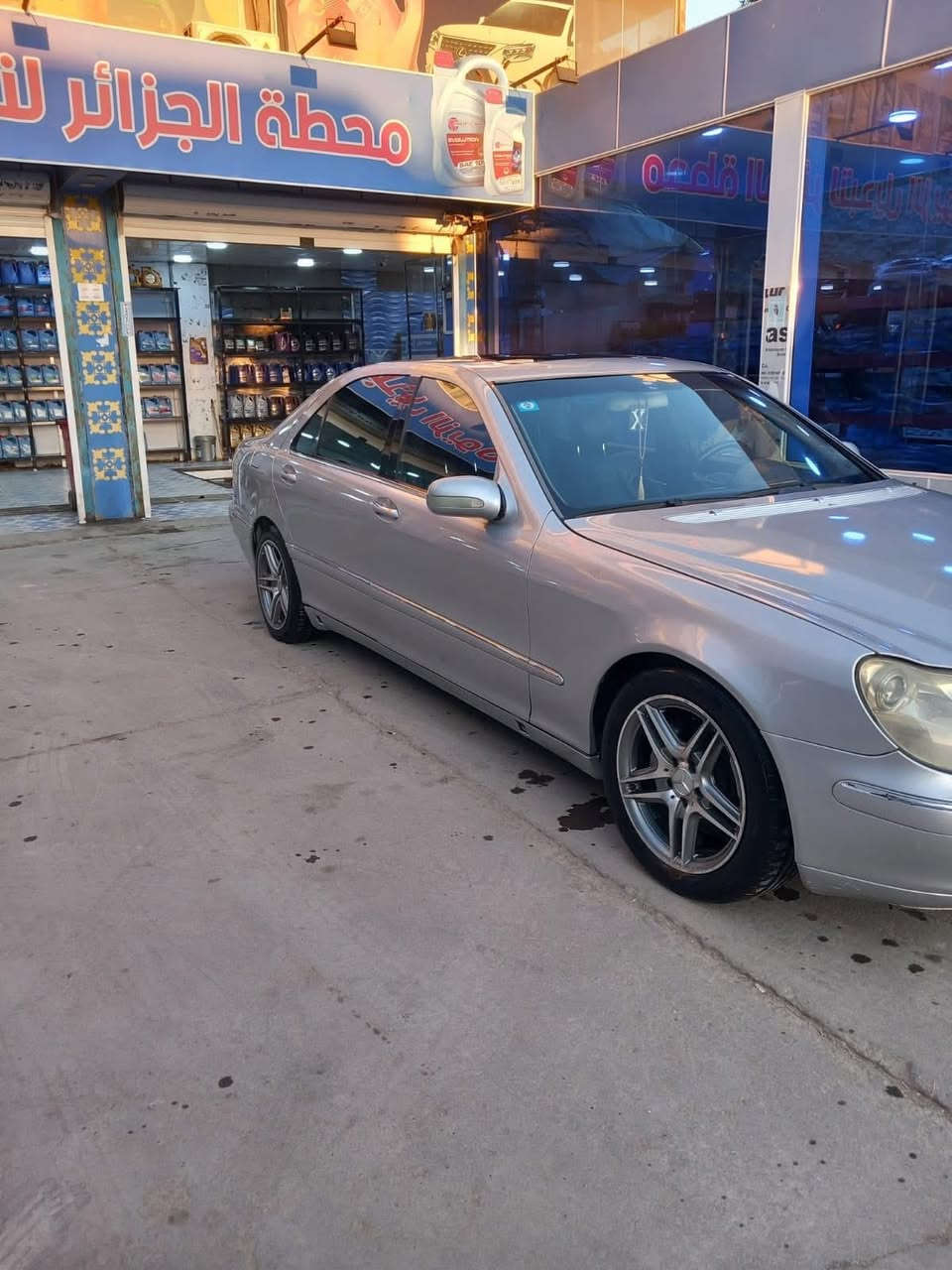 للبيع ملكة الخطوط (مرسيدس غواصة - لارج) بنظافة مميزة
بسم الله ما شاء الله.. بارك الله للبائع والمشتري
للبيع مرسيدس غواصة (S-Class) موديل 2001، الحجم المرغوب (لارج - باب طويل)، سيارة مال بيت ونظيفة جداً.
المواصفات والتفاصيل:
• المحرك: 8 سلندر (V8) نشط جداً وبحالة ممتازة.
• الحجم: لارج (Large) الباب الطويل، قمة في الراحة والرحابة.
• النظافة الخارجية: السيارة مصبوغة "عام" لغرض الجمالية وتجديد اللون (بدون حوادث)، اللون يلمع والبدن مرتب جداً.
• المواصفات الداخلية: فول مواصفات (Top Clean).
• النظام: جوبلسات (نظام التعليق) شغالة وبحالة ممتازة.
• الكشنات: جلد أصلي، تدفئة وتبريد (شغال)، تحكم كهربائي كامل.
• التبريد: ثلج ما شاء الله (نظام منفصل).
• الإضافات: حدادية جديدة، تخم تاير جيد جداً، سنوية مجددة والرقم.  بصره الدولي).
السيارة جاهزة للنمرة، لا تحتاج لأي مصاريف، ومناسبة جداً للشخص الذي يبحث عن الفخامة والراحة.
• السعر: (90$) وعيوني للشراي الطيب بيه مجال بسيط.
• مكان التواجد: (بغداد).
• للتواصل والاستفسار: (***********).
