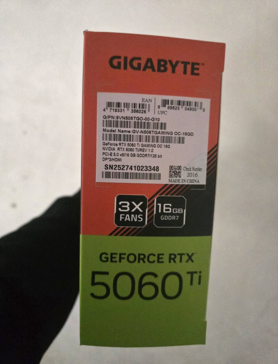 Gigabyte GeForce RTX 5060ti 16gb  
​🔥 فرصة لا تُعوض: وحش الأداء RTX 5060 Ti بحالة (زيرو)! 🔥
​هل تبحث عن تجربة ألعاب دقة 4K وسلاسة فائقة؟ إليك أقوى صفقات الجيل الجديد! للبيع بطاقة الشاشة العملاقة من Gigabyte، البطاقة التي ستنقل جهازك إلى ليفل آخر تماماً.
​✨ لماذا هذه البطاقة هي خيارك الأفضل؟
​أحدث تكنولوجيا في العالم: من سلسلة RTX 5000 الجديدة، يعني استمتاع كامل بتقنيات الذكاء الاصطناعي و DLSS 3.5 وتتبع الأشعة (Ray Tracing) بأعلى مستوياته.
​ذاكرة عملاقة 16GB: انسَ مشكلة الـ VRAM؛ هذه النسخة مخصصة للمونتاج الثقيل وأضخم الألعاب دون أي تقطيع.
​شبه جديدة تماماً: استُخدمت لشهرين فقط في ألعاب خفيفة جداً، البطاقة "نظافة الوكالة" وبدون ذرة غبار.
​كاملة الملحقات: تأتي مع كرتونها الأصلي وكامل ملحقاتها، وبالطبع الضمان لا يزال ساري المفعول لراحة بالك.
​⚙️ المواصفات الفنية باختصار:
​الموديل: GIGABYTE GeForce RTX 5060 Ti
​الذاكرة: 16GB GDDR6X (النسخة الأسرع والأقوى).
​الحالة: نظيفة جداً (مثل الجديدة تماماً).
​💰 السعر والعرض:
​سعر الشراء الأصلي: 770,000 دينار.
​سعر البيع الحالي: 730,000 دينار عراقي فقط! (خصم ممتاز لقطعة لم تفقد شيئاً من قوتها + قابلية تفاوض بسيطة للجادين).
​📍 الموقع: النجف الأشرف.
🚚 التوصيل: متوفر لجميع محافظات العراق (صل لمكانك بضمان النظافة).
​📞 للحجز والاستفسار: ***********
(سارع بالتواصل، القطعة من الجيل الجديد والطلب عليها مرتفع جداً!)
