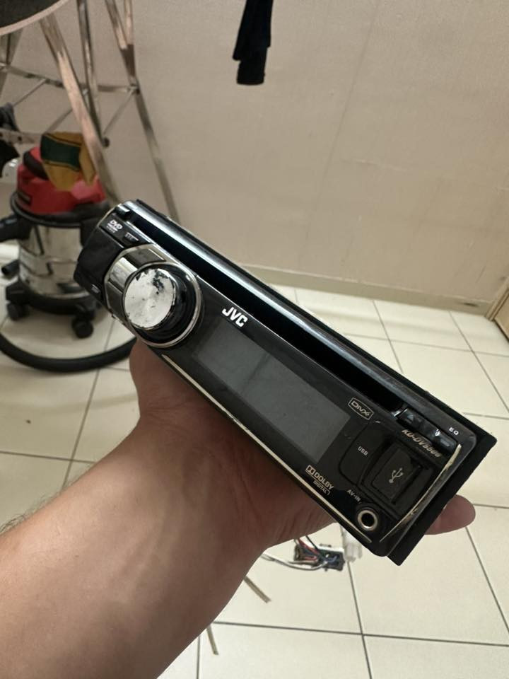 مسجل JVC احترافي ياباني اصل مكفول من تصليح او عطل الوان متغيره
يجي بلا بلوتوث اواكس وسيدي وراديو ويشغل حته اقراص DVD واذا عندك شاشة ممكن يعرض عليها 
مڪاني بغداد بسماية متوفر توصيل اذا تحب 
رقمي ***********
