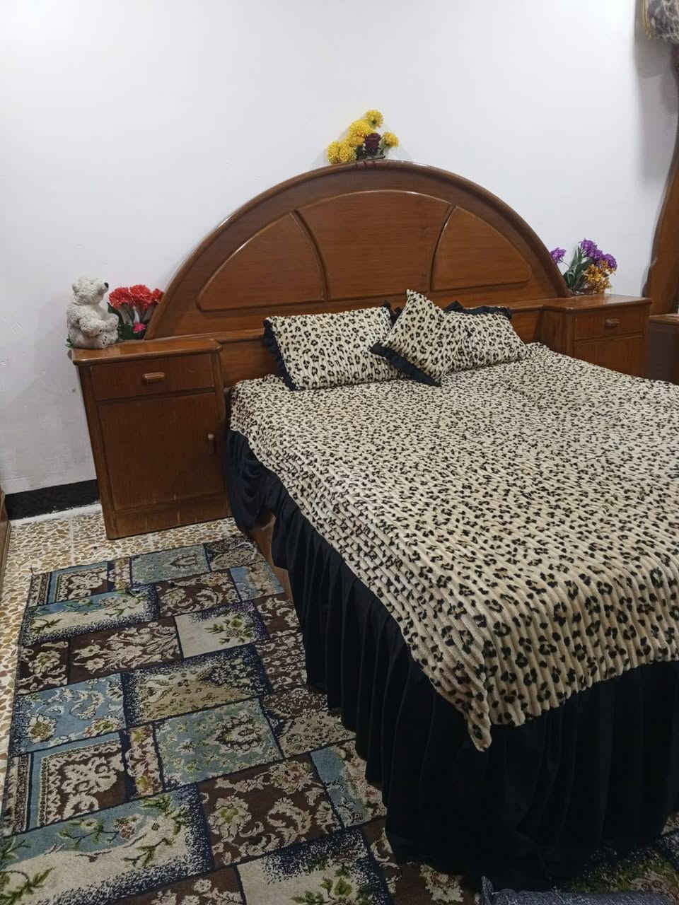 السلام عليكم
يوجد غرفه نوم مستعمله خشب صاج ثقيل 

سعرها 350 وبيها مجال شي بسيط 

عنوان موصل يارمجا 
الرقم ***********

