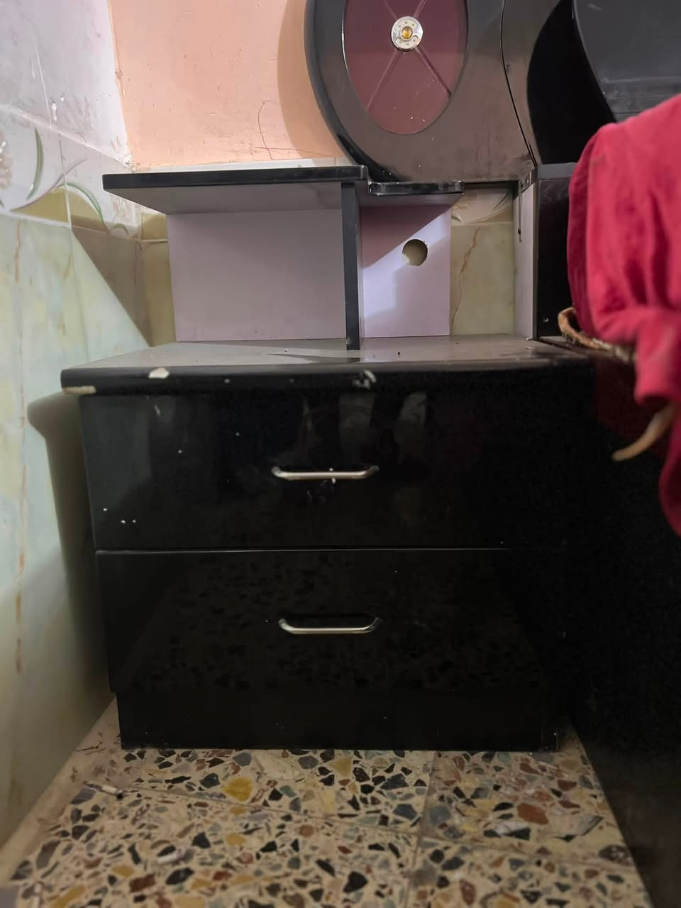 غرفه نوم إيطاليه غرفه نضيفه وحلوه لل استفسار تصال عل رقم *********** السعر 400 الاف وبيه مجال مكاني كربلاء الحولي نزلت دار ال ايتام
