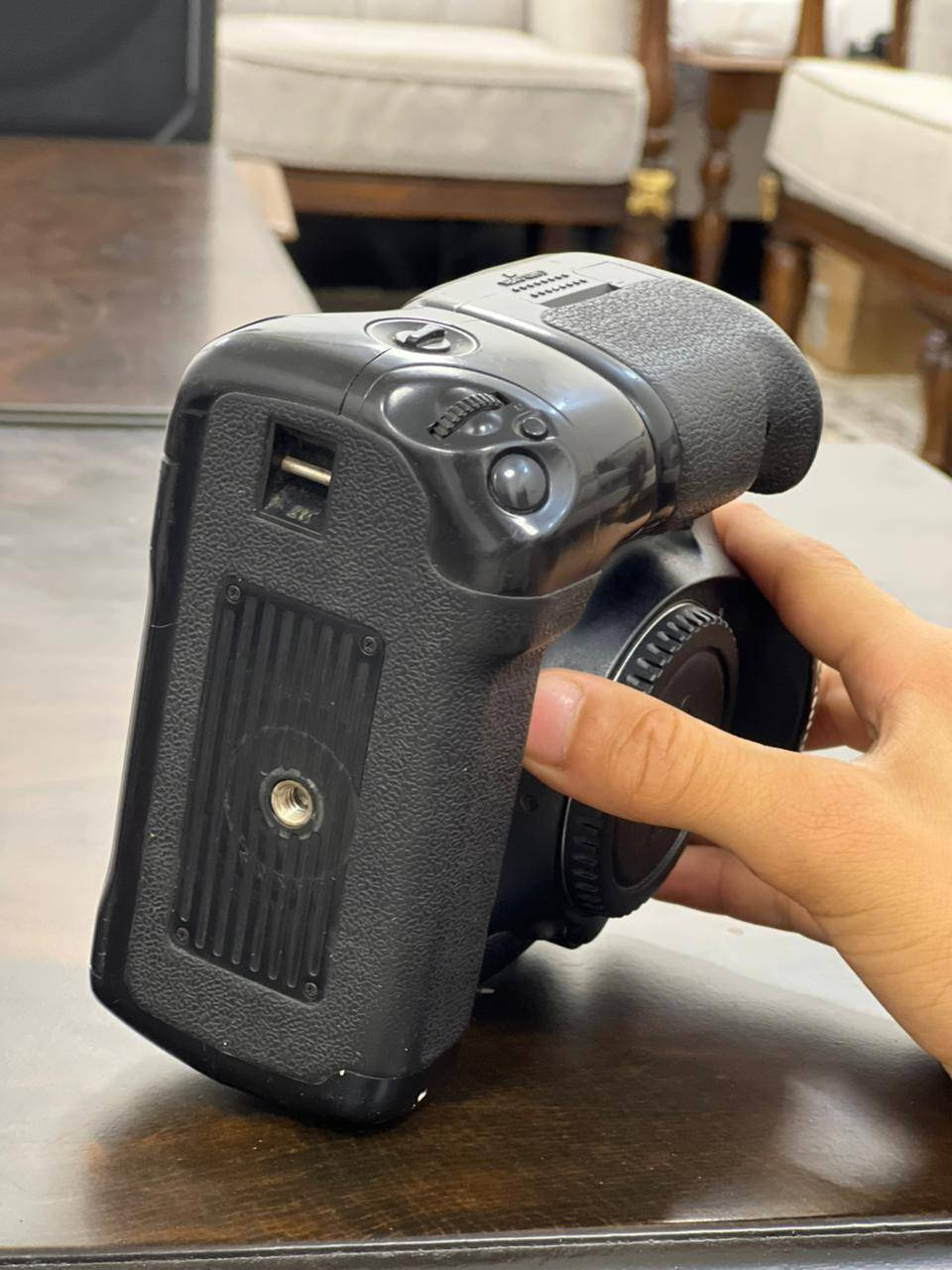 الكاميرا : Canon EOS 7D
نوعية الكامره: كامره  احترافية من نوع DSLR (كاميرا رقمية ذات عدسة أحادية عاكسة)، وتأتي بمستشعر من نوع APS-C (إطار مقطوع أو كروب سينسور). فلاتر داخل الكامره. سرعه التصوير 10 لقطات بل ثانيه كامره رياضيه ممتازه.. بيها هواي مواصفات  اخوان الكامره للمراوس فقط شعندك كامره تراوس ادخل خاص...


**إذا كنت صاحب هذا الإعلان وتريد حذفه لأي سبب، رجاءا أرسل رسالة إلى الدعم الفني**