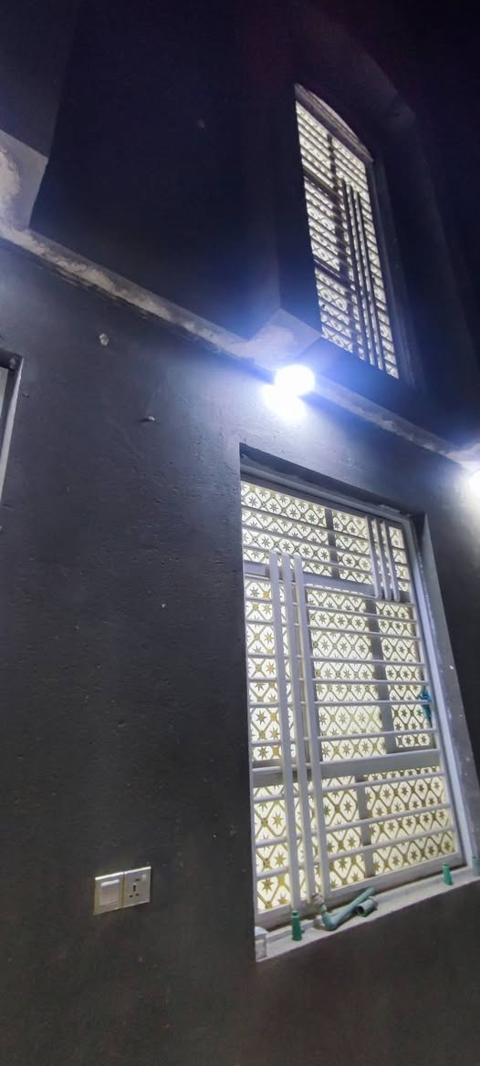 #السلام_عليكم
الاسكان الصناعي بل 3000
الدار للبيع طابو المساحه 100 متر 
البناء حديث طابقين الطابق الاول غرفه
وصاله وستقبال ومطبخ وصحيات الطابق
الثاني ثلاث غرف وصاله وصحيات للستفسار
اتفضل اتصال او وتساب ***********
