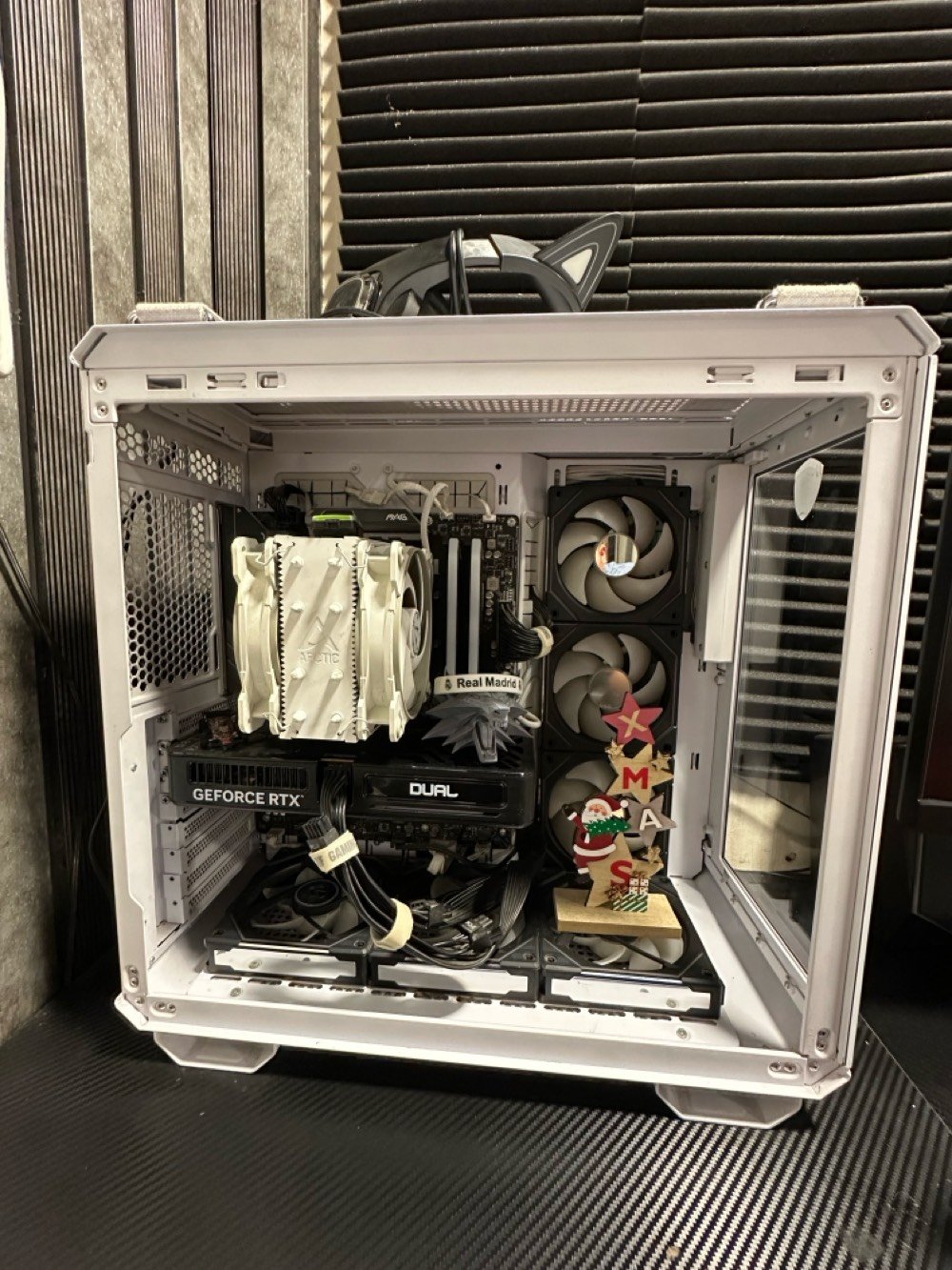 تجميعة كاملة مع شاشة وميز 

PC 

Cpu Ryzen 7 5800x 
M.B b550 msi tomahawk
Cooler arctic freezer 34 esports duo 
Rtx 5060 palit dual 
Ram 32G 3600hz (16x2) lexar ares 
Psu 750w cooler master 80+ gold full modular 
M.2 1T m.2 250G 
Fans lian li sl 120 infinity 6 fans 
Case Asus Tuf GT502 

Monitor 
Aorus AD 27QD  
2K (1440x2560) 144hz 

وميز زاوية خشب وسماعة وماوس وكيبورد 

***********