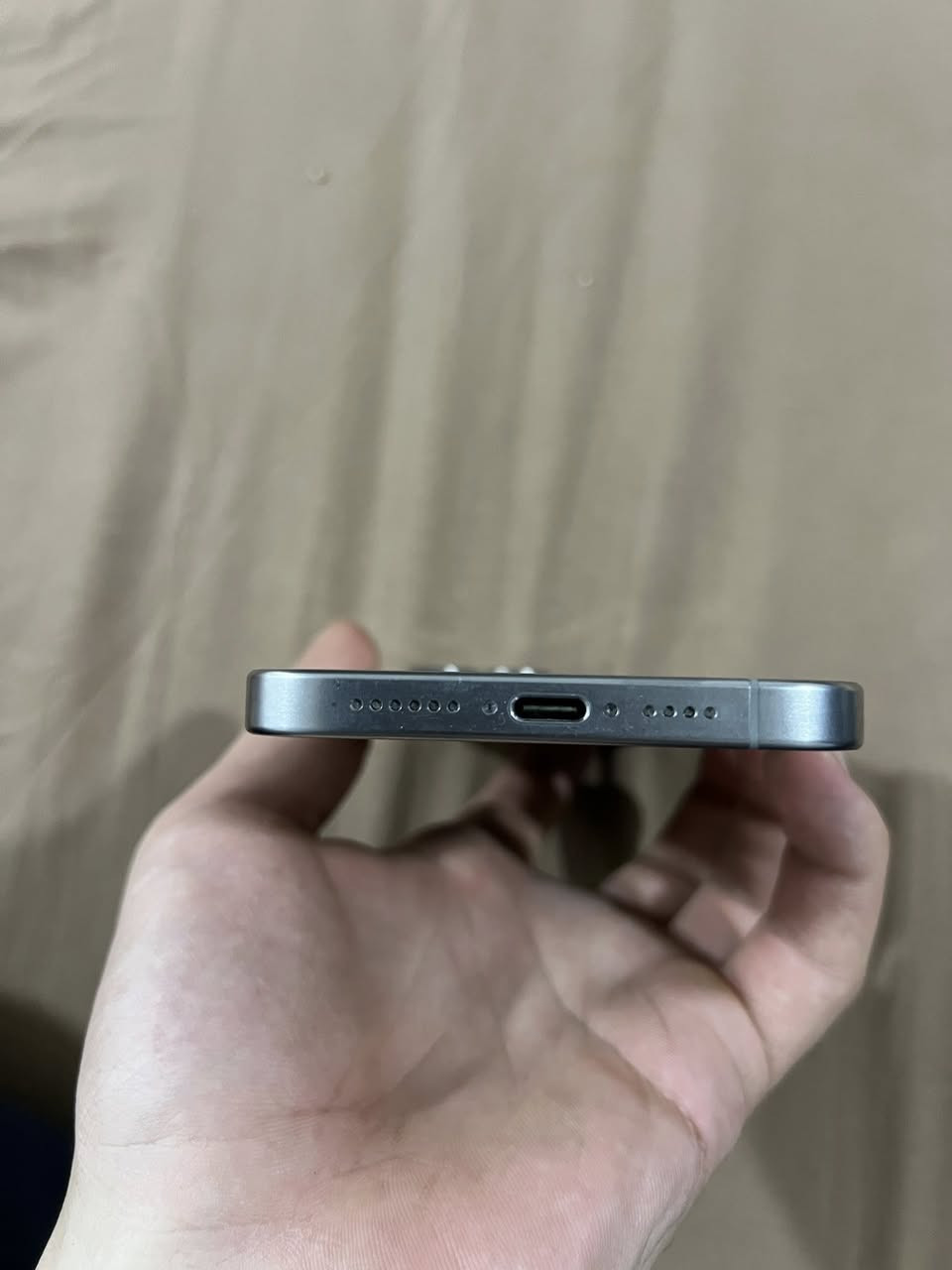 15 برو ماكس 
بطاريه 86
ذاكره 256
لون تيتانيوم 
ما مبدل بيه اي قطعه 
نضيف كلش 
كامل ملحقات 
شاحنه كامله كيبل ورأس الشحن ( انكر ) 
لزكة وكفرين اصليات توني مشتريهن
( الجهاز فقط مفتوح تخطي ) 
الناصرية مركز - حي الفداء -
***********
