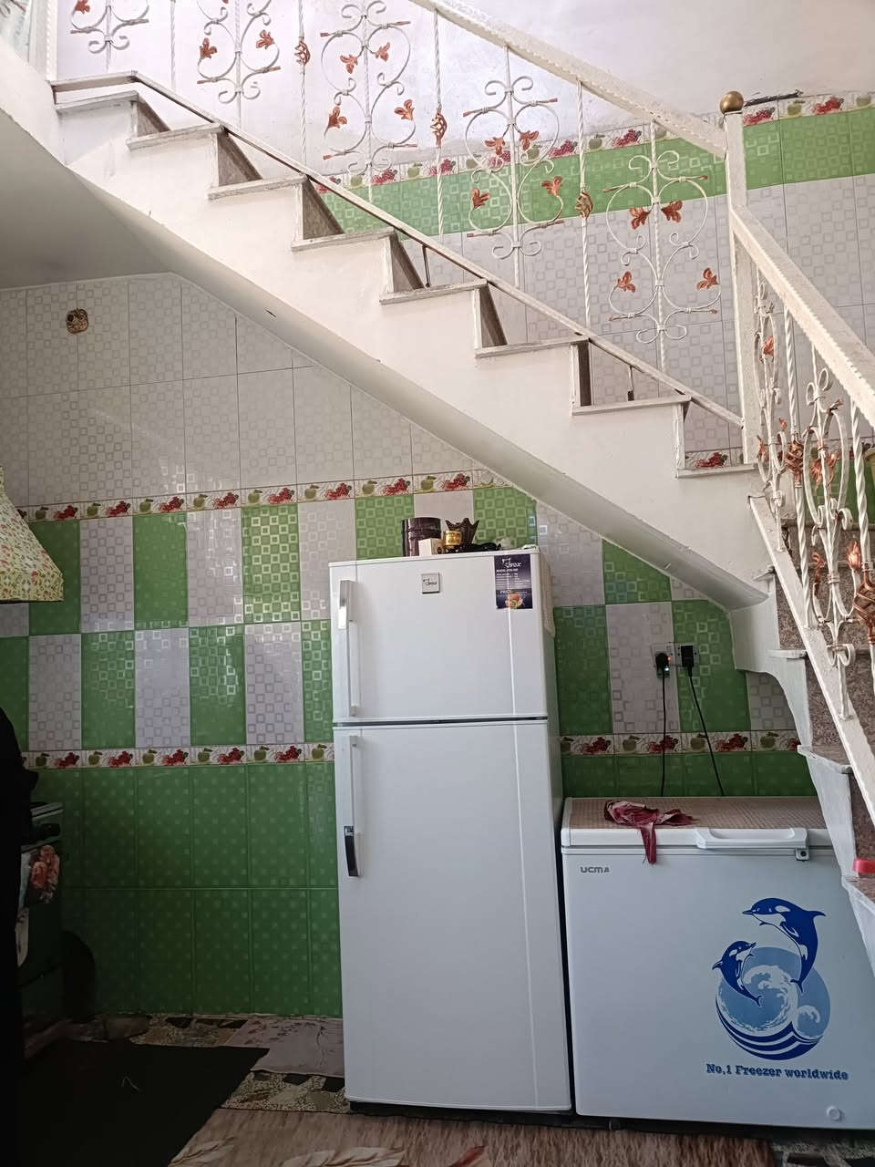 السلام عليكم 
نصف قطعه مربعه قطاع32خلف جامع الحكمه فرع عريض 
طابقين استقبال وثلاث غرف صاله+صحيات طابقين 
للا ستفسار اتصال ***********
