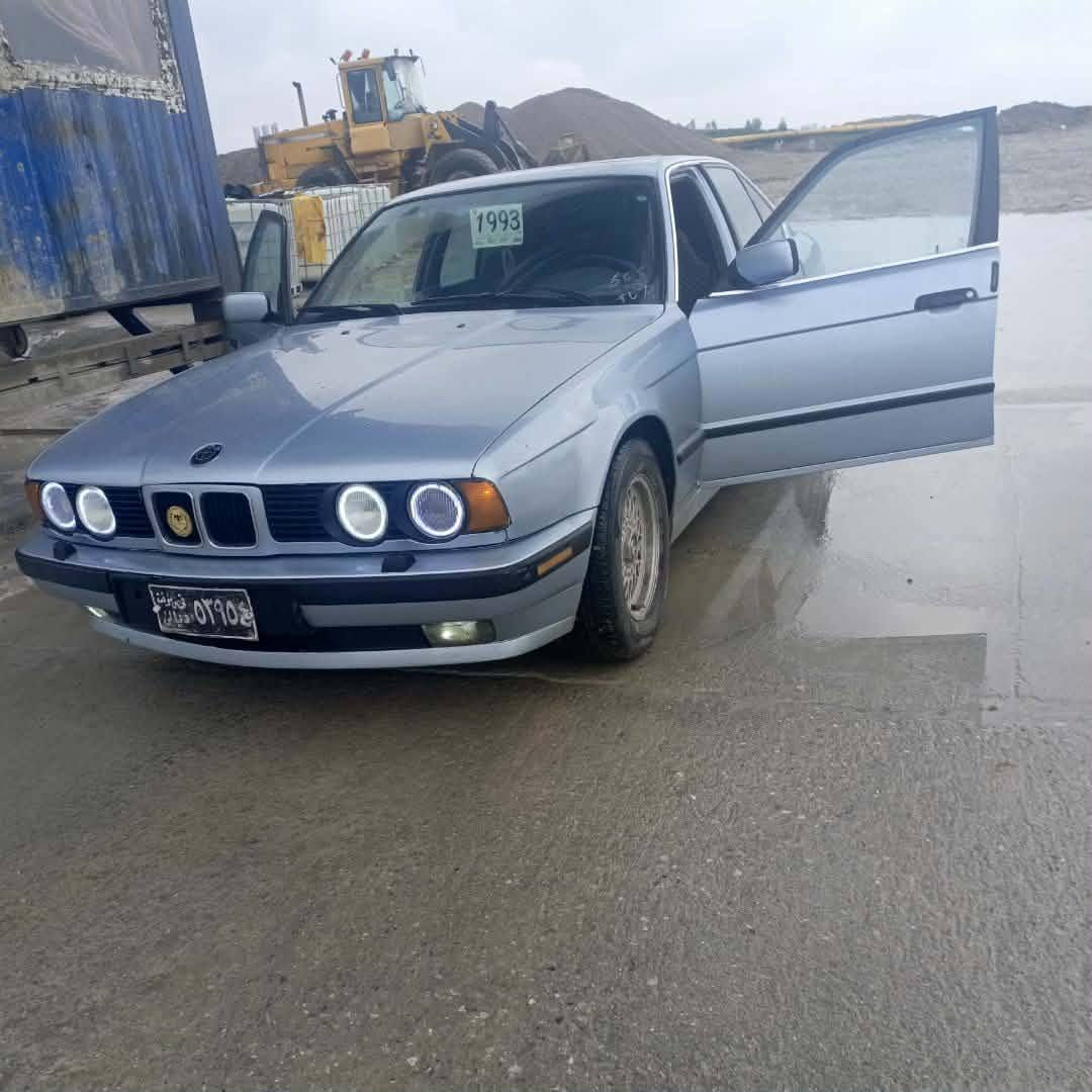 بی ئێم مۆدێل ١٩٩٣ بیلاد گێڕ عادی دەعامی بۆ دەعامی بەشەرت دەعم و لێدراوی نییە مەعجونکاری نییە مەکینەی ٥٢٥ کلاج و عەینەی لۆکی لەسەرە گێچی ئەڵقەیە تەوافەی بەنزینەکەشی ئیش ئەکات  ساڵانسای سپۆڕت سەوتی زۆر خۆشە تایە و ویلی موشەبەک ٢٢٥ لۆکی لەژێرە ئاڕمی پلاستیکی هەولێر بەشەرت و زەمان ڕەقەمی ئەسڵی لەگەڵە هەموو کوردوستانی پێ بگەڕێ
سعری ٤٥ گەڵا و معامەلە 
لە سلێمانیم
***********
***********
