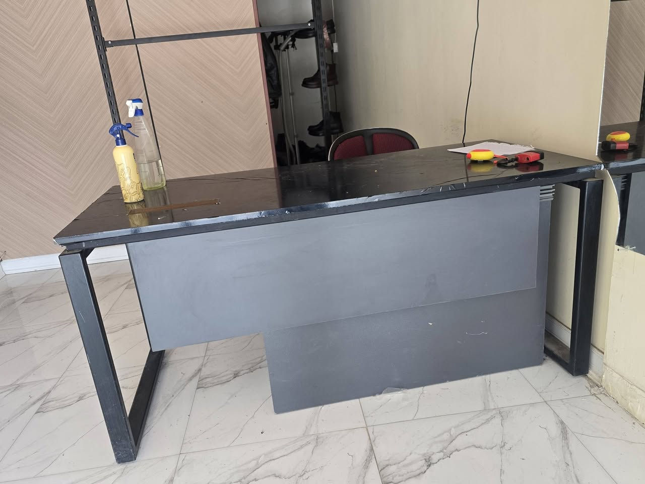 ميز للبيع خشب اصلي وحديد ثقيل جدا وكرسي الطول ١٦٠ والعرض ٧٠
للاستفسار *********** واتساب 
او مراسله خاص 
مكاني ذي قار قضاء الرفاعي
