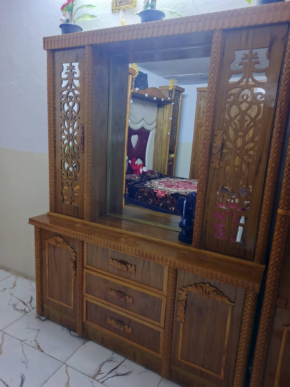 السلام عليكم ورحمة الله وبركاتة للبيع غرفت نوم  مستعمله سنه بس جديده حلوه بيع مستعجل السعر مليون 300 وبيها مجال بصيط حك الجيه مكاني ناحيت وانه اي ستفسار اتصل على الرقم *********** وبي وتساب #الجميع
