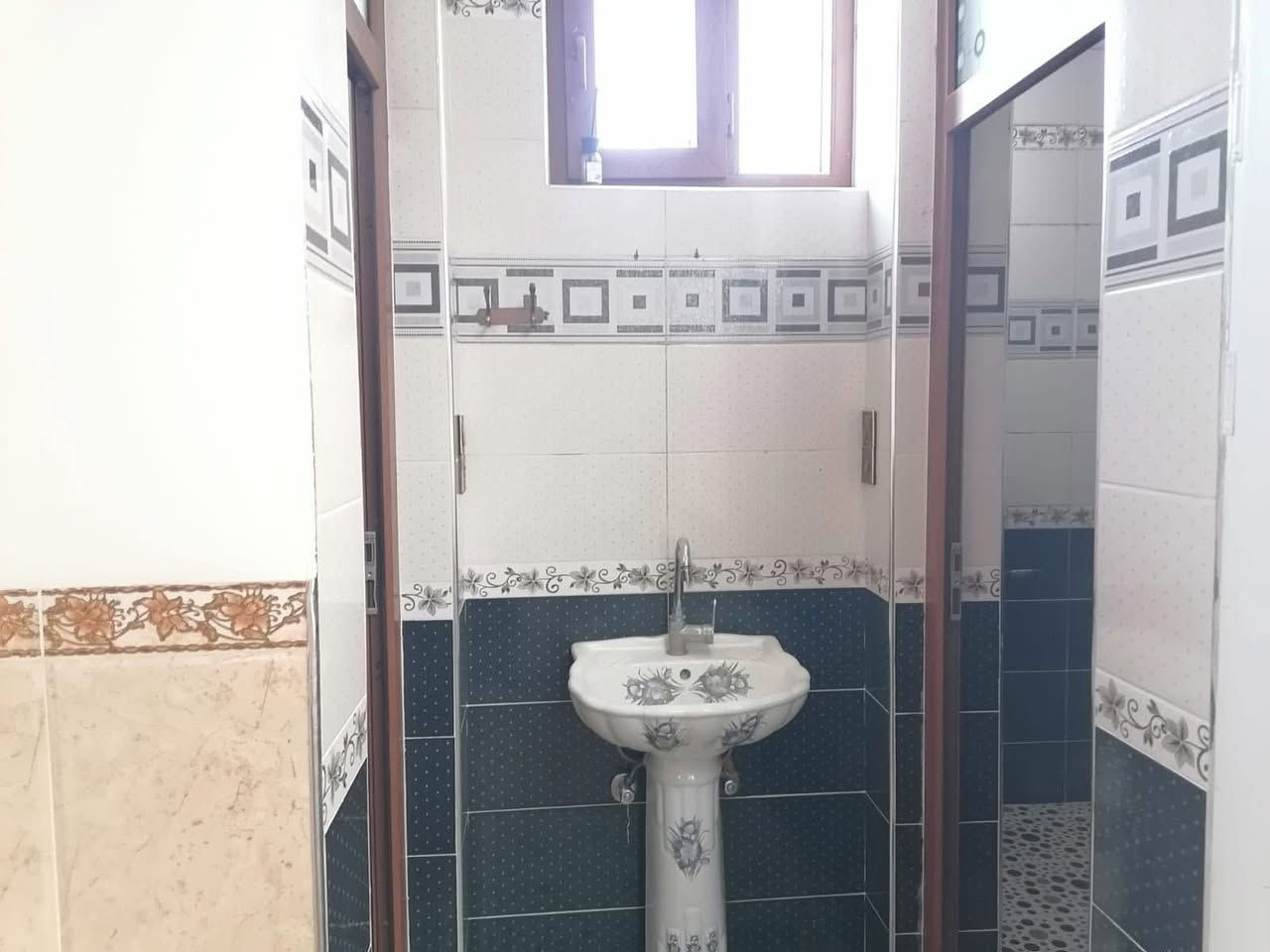 #دارللبيع
خانووى دوو نهوم بو فروشتن له گه ره كى ئازادى سه رو مزگه وتى ئازادى 

روبه رى 150 متر طابو ملك صرف

پيكهاتووه له :- 2 ژور نوستن - هول - مطبخ - ميوان - گه راج 
نهومى دووه م 1 نوستن - هول - مطبخ - ميوان 

نرخ 150 مليون 

بوزانيارى زياتر په يوه ندى بكه ن به عقارات ستار اكرم بازرگان

📍ناونيشان :كه ركوك بازارى ئازادى ته لارى ئاسو

***********
***********
