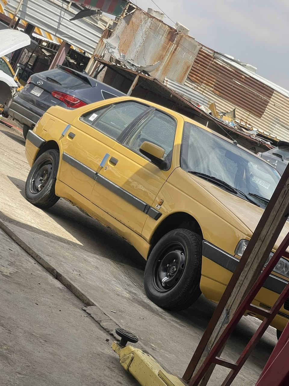 للبيع بيجو اكد موديل 16 سياره كلش نضيفه لا ضربه ولا طخه عل بلاد كهربائياتهه بلاديه تبريدهه ثلاجه تدفئه صدر امامي خلفي جديد سياره فقط عليهه غرامات 400 وينزلن من سعرهه وبيهه بدايت خيط شراي تصل وبيك خير وتدلل  
رقم ***********
