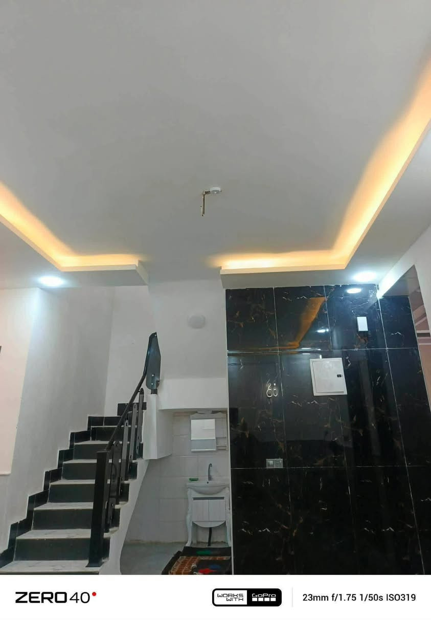 اللهم صل عل محمد وال محمد 
دار اللبيع 💒مساحه 200م طابقين
1يحتوي عل 4/غرف 

2صاله + مطبخ +استقبال

3حمامات داخليه و خارجيه 

4بناء طابوق جمهوري صب مركزي 

5جبس بورد بيت كامل ارضيه بورسلين 60x60

6بيت قريب كلش عل شارع مطار 

7عنوان بيت عمود 335شارع مطار قرب جسر شهداء 

8شوراع تبليط🛣️ كهرباء ماء اناره اليليه🌃 
  
باقي تفاصيل خاص استفسار ***********
